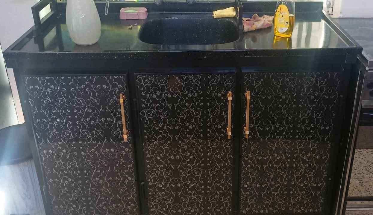 السلام عليكم 
بيع مستعجل كاونتر ارضي 2متر سعر الكاونتر 300 الف بيهم مجال 
اوسنك كرانيت 180سم 
طباخ جديد صارلو شي قليل مستخدم سعر الطباخ 150 الف
***********
