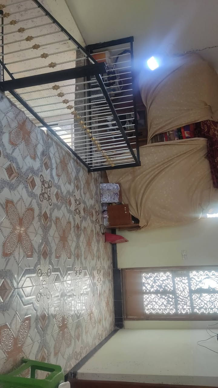 للبيع بيت منطقه ابو غريب الحصوه مساحه 100 متر مربع بالسند بس بالواقع اكثر تطلع 130 متر  تفاصيل اكثر خاص   سعر 85 وبيه مجال بسيط تواصل خاص او على رقم ***********
