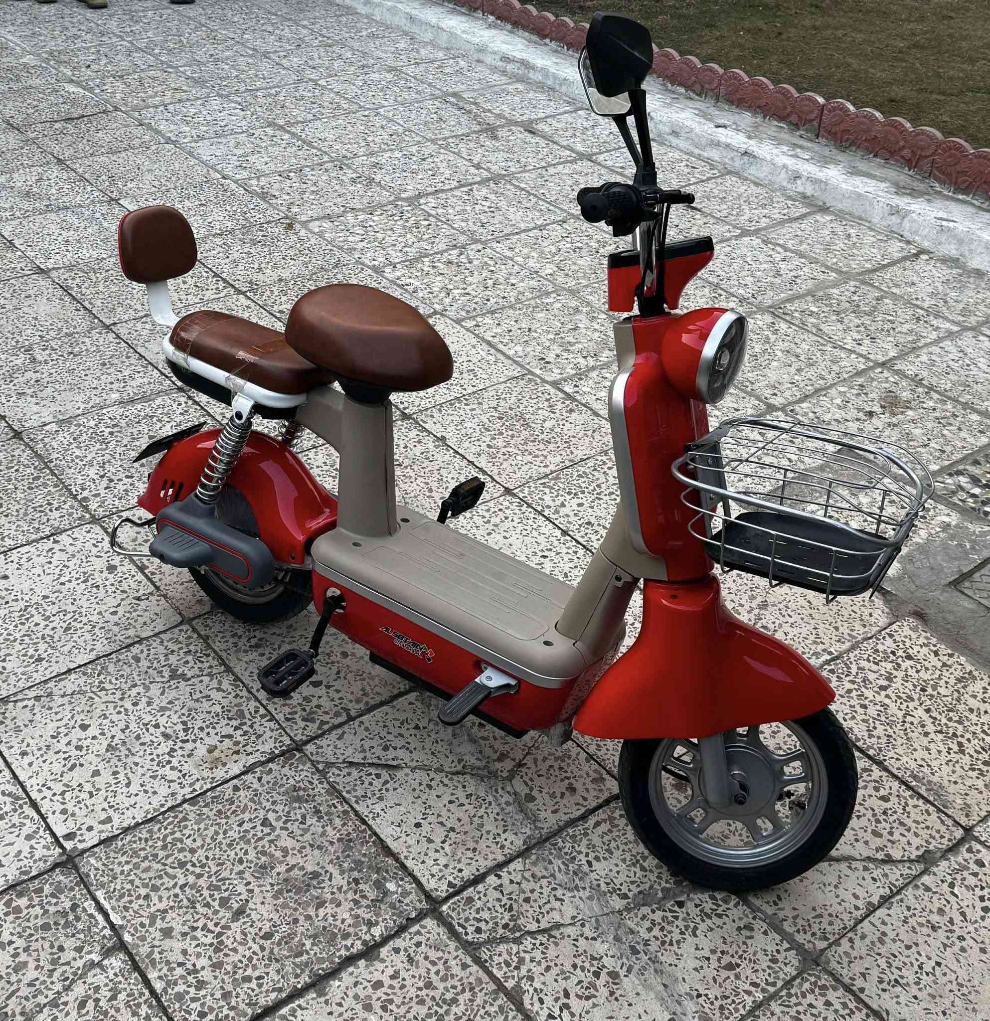 سلام عليكم
دراجه شحن للبيع بعدها جديد مامستعمله هواي 
السعر ٣٢٠ ألف وبيهه مجال 
رقم الهاتف ***********
