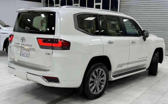 مغلفه بلكامل افلام حمايه2023 LIMITED VX
الف30KM لاندكروز VX ( توين توربو ✌🏻
الفول ) 
مكفول كفاله عام من كلشي
‏‎سنة الصنع: شهر   )7""2023
‏‎ساز اصل  
كل غراض بلادي موجود
ماشييه  30 الف صيانه كله بشركه ضمان 100 الف  
‏‎المواصفات :
-المصابيح:  LED
-كاميرا  
-رادا أمامي خلفي جانبي
-نظام الصوت JBL
- محرك 6 سلندر 4000 
‏‎- فتحة سقف ( سلايد ) 
-٣ شاشات 
- شاشات ترفيه خلفية
‏‎- مقاعد جلد-تدفئة-تبريد
‏‎- مقاعد كهربائية 
- مقاعد امامية تبريد 
- ⁠تبريد وتدفئة امامي خلفي 
‏‎- بصمة الابواب 
‏‎- صندوق كهربائي
‏‎- مصابيح LED و زينون
-7 راكب 
-شحن واير ليس 

ستيرن كهرباء 

جميع المقاعد كهرباء
-حساس امامي خلفي 
‏‎- حجم العجلات 20 inch 
مكفول كفاله عام كلشي مابيها بل باكيت
تخم تاير دنلوب جديد 
مكفولة كفالة عامة من الدعامية إلى الدعامية
‏‎ بدون صبخ .بدون بارد  ،بدون رصعات ،بدون حتى شخط
‏‎دعاميات هم بدون صبغ ،رمل مابي ،لحية بدون صبغ ..بقية كلها 
بشرط

محرك كير بشرط مامفتوح
‏‎سيارة حيل نظيفة كلشي عل بلاد لوك
‏‎سنوية زنكة كلشي جديد مدفوع لـ2029
‏‎باسمي السنوية بشرط تحويل و غرامة 
‏‎سيارة مابيـها دينار متصرف كامل من كل نواحي

ومسويلها صيانة كامل بشركة ساز. 

رقم بغداد تحويل مباشر 

العنوان.بغداد الراشدية 

هاتف ***********

هاتف.  ***********
