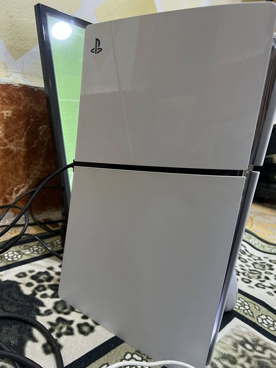 السلام عليكم بلي 5 سلم للبيع مع كامل ملحقاته الجهاز ما داخل تصليح كله بلادي مع 2 جوستك وقاعده تثبيت لبلي مع أقراص وبي بس هاي الزلوغ الموضحه بالصوره 
*********** 
البصره القبله
