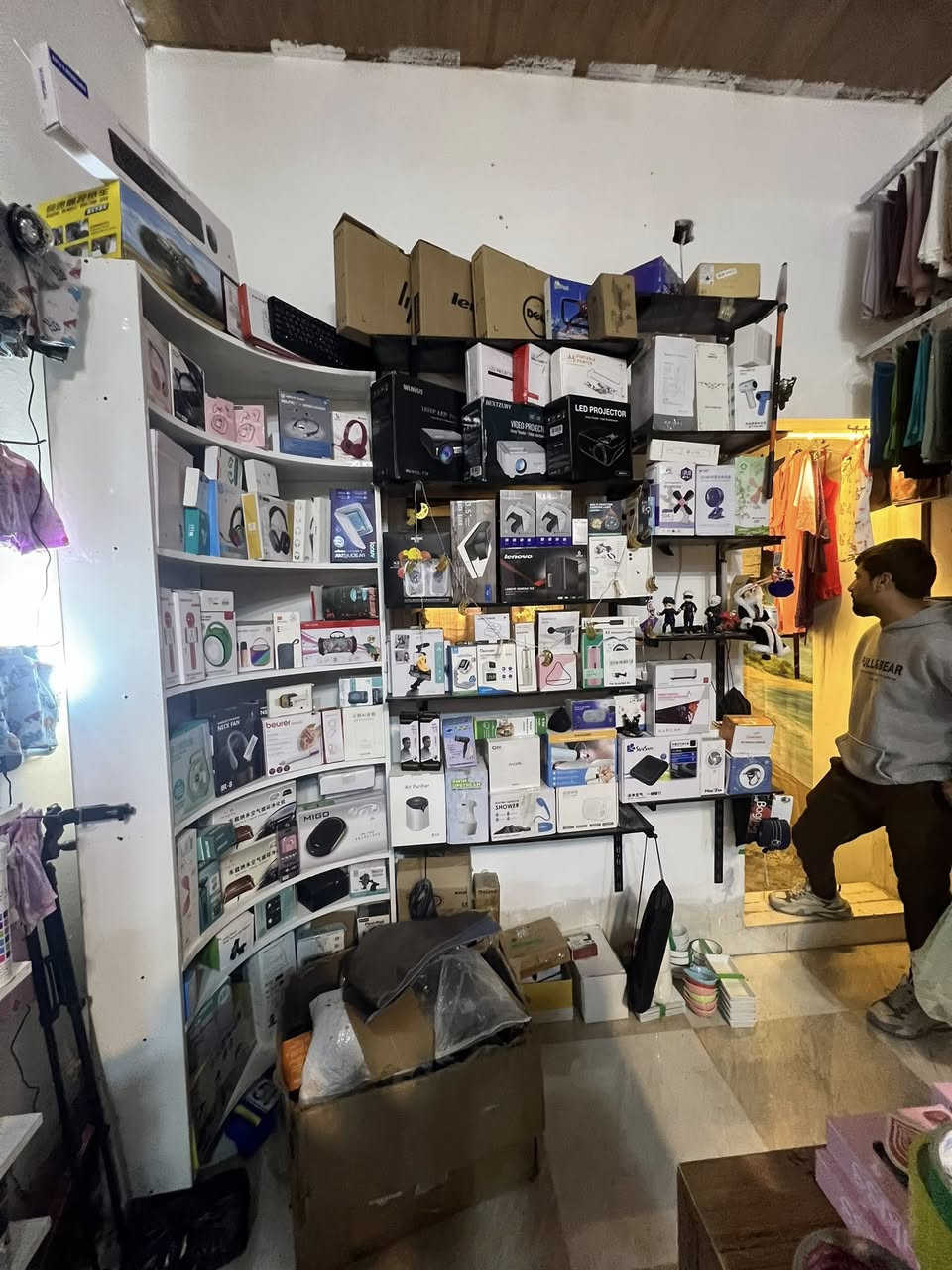 سلام عليكم اخوان عندي امزون للبيع  شلعه  الكتروني  متكون 185 قطعه البيع شلع وعندي 4كراتين مكس  البيع شلع حط سعر ورزق عل الله *********** واتساب موجود عنوان كركوك توصيل موجود
