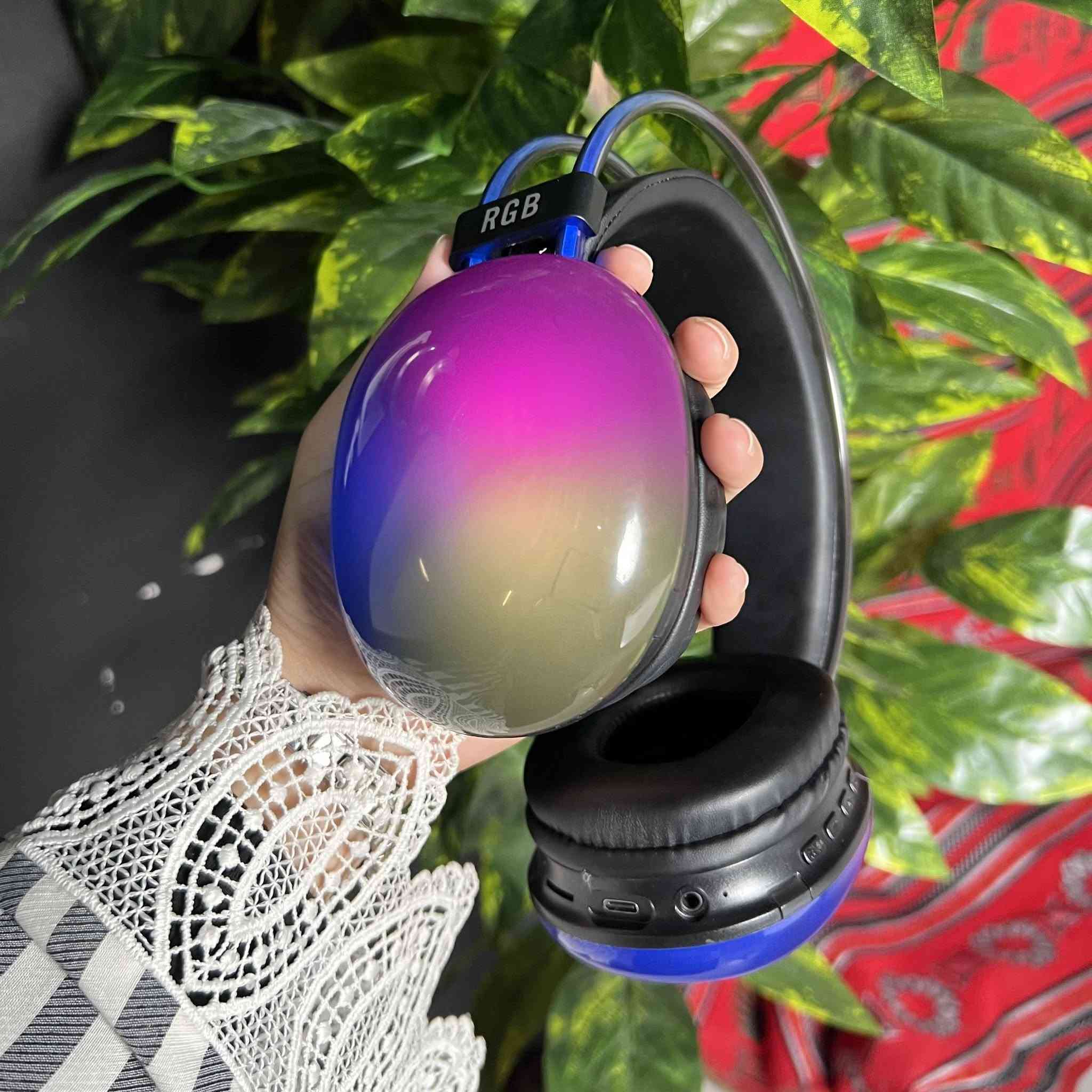 سماعة الألعاب اللاسلكية RGB PG580 Disco Pulse✨✨
بسعر 16 الف دينار فقط ✨💲 ومتوفر ووصيل كافة العراق 
للطلب والاستفسار : *********** واتساب 
                    : *********** واتساب
استمتع بتجربة صوت وإضاءة مميزة مع سماعة PG580 اللاسلكية بتصميم RGB عصري مناسب للألعاب والموسيقى والاستخدام اليومي.✨

• اتصال لاسلكي Wireless V5.3 لحرية أكبر أثناء الاستخدام🔰

• إضاءة RGB LED متعددة التأثيرات بتصميم ملفت✴️💮

• وحدة صوت بقطر 40mm لصوت واضح وعميق،🔊✅

• مايكروفون مدمج للمكالمات والدردشة

• تدعم أزرار تحكم متعددة لتغيير الأغاني والتحكم بالصوت والرد على المكالمات

• تدعم كارت TF مع منفذ شحن Type-C

• الموديل: PG580 Disco Pulse🔴
• نوع الاتصال: Wireless V5.3🔴
• نوع المنتج: Wireless Gaming Headphones
• وقت الشحن: حوالي ساعتين
• الوزن: 320g ±5g
• الشحن: Type-C
• المزايا الإضافية: ANC Intelligent Active Noise Reduction / Built-in Mic / RGB Lighting

محتويات العلبة:
• سماعة PG580 RGB💮
• كيبل شحن Type-C💮
• كتيب التعليمات💮
