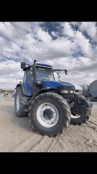 نيهولند للبيع حجم155 موديل2003گير و مكينه مو مفتوح فول فول اوتوماتيك رقم موبايل(***********)
