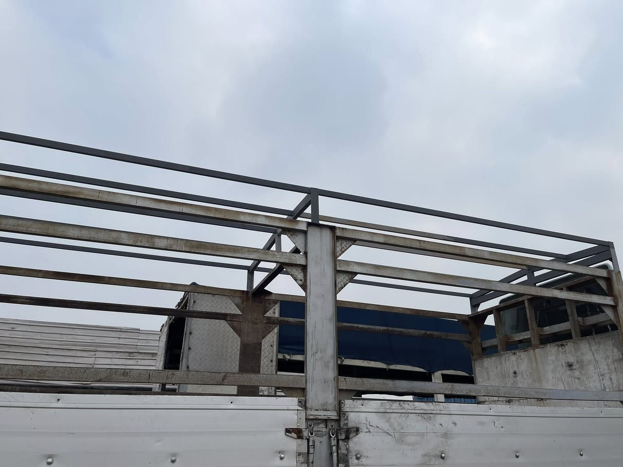 السلام عليكم للبيع قفص هينو كامل ***********
