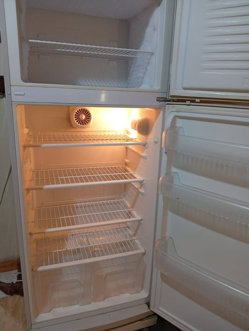 السلام عليكم نص تخم للبيع نظيف سعر 150 وبي مجال بسيط ثلاجه للبيع السعر 200 وبيها مجالس***********
