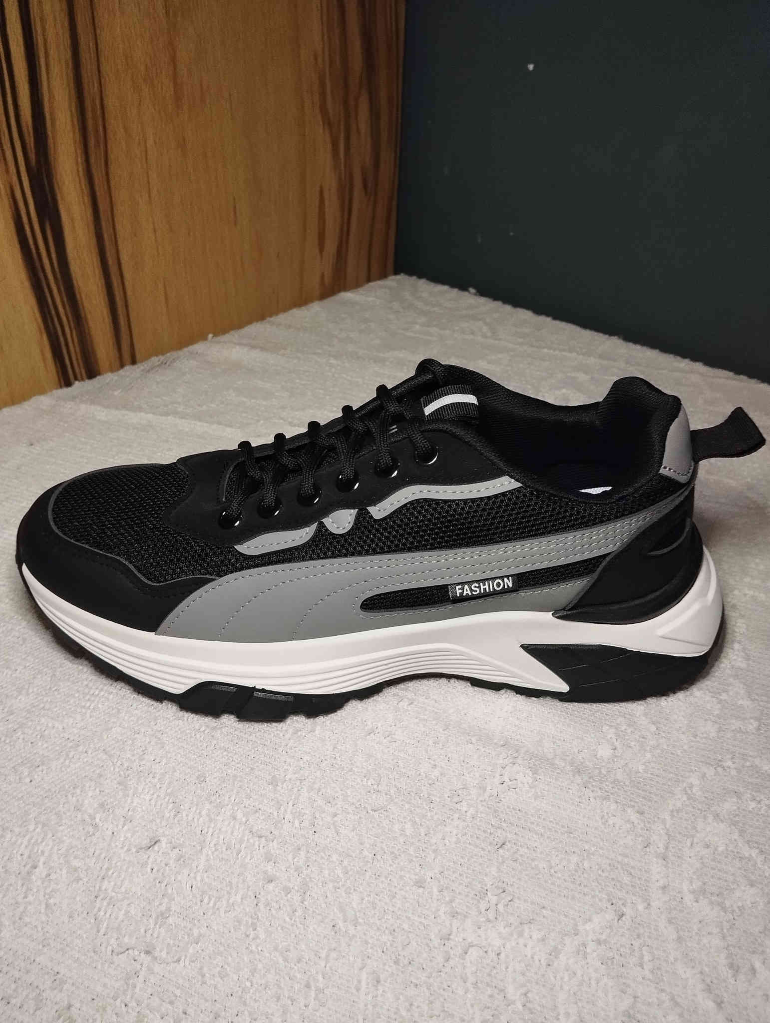 السلام عليكم ورحمه الله وبركاته 50 قطعه احذيه جديد مو باله ابيعهن شلعه وحده القطعه على 7 الف والقياسات من 40 لل 45 مستعجل على البيعه للتواصل ***********
