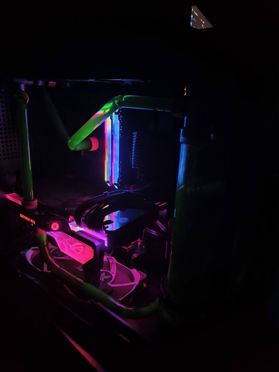 Pc تبريد مفتوح يعني انسه الحرارة بهل صيف كل القطع متوافقه و تقبل كسر سرعة
معالج i7 10700K قابل لكسر السرعة
كارت الشاشة انفيديا 3080 قابل لكسر السرعة
مذر بورد MSI Z490 Gaming EDGE WIFI متوافق مع كسر السرعة
ذاكره تخزين M.2 Lexar SSD 500 GB
ذاكرة تخزين SATA 2 تيرا
رامات (32) DDR4 ماركة  Corsair قابلة لكسر السرعة
باور سبلاي 850 DEEP COOL 
+ 2 UPS + باتري سيارة 90 امبير جديد اذا حاب تحورهن عاكسة
حبايب السعر مليون ونص 1,500,000 
رقمي للتواصل *********** 
📛⛔📛⛔ما عندي مسانجر اتصل واتساب📛⛔📛⛔
