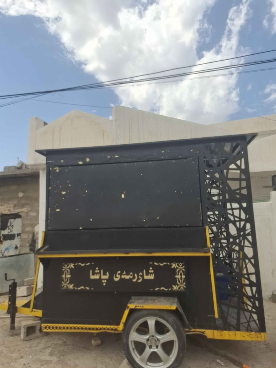 كؤشكي شاورمه  بةكامل ئةشياي خؤي لةكةلة
بؤ فرؤشتن خاوينه زؤر زؤر دةتواني بةسةيارة راكيشي بؤ هةمو شونيك دةبيت ماشالله دةوي مالي يشو كةسابةته سعري ٢٠ ورقه تؤزك معمله 
***********
*********** wats app أربيل, العراق
