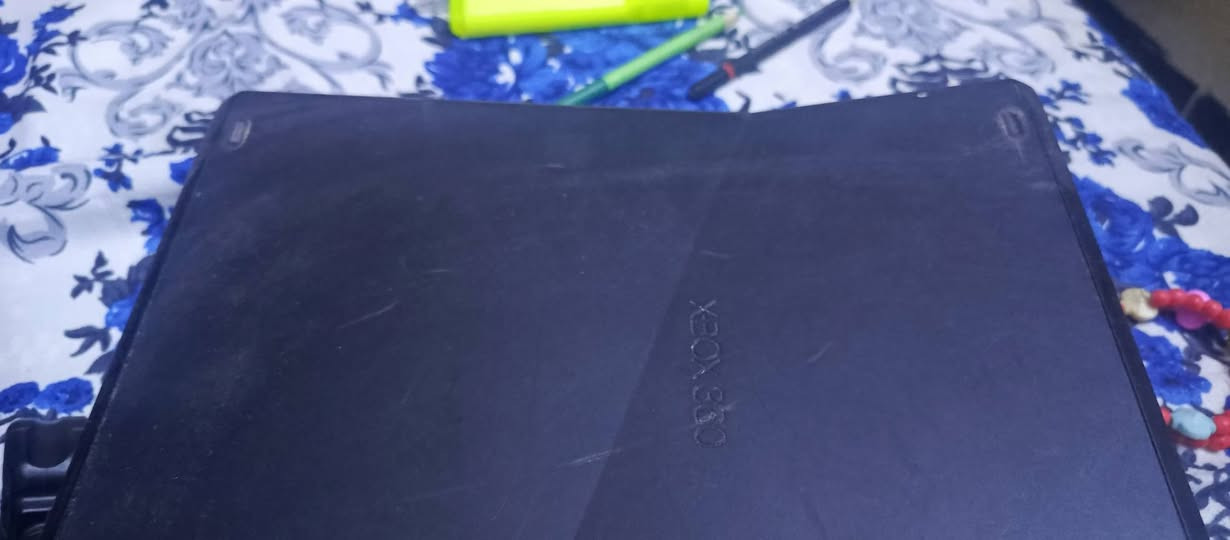 السلام عليكم.. اكس بوكس يحتاج تصليح مهكر  يحتوي على 127 لعبه ويا يدتين شغالات اريده ب 75 الف وبي مجال.. مكاني تكريت للتواصل ***********
