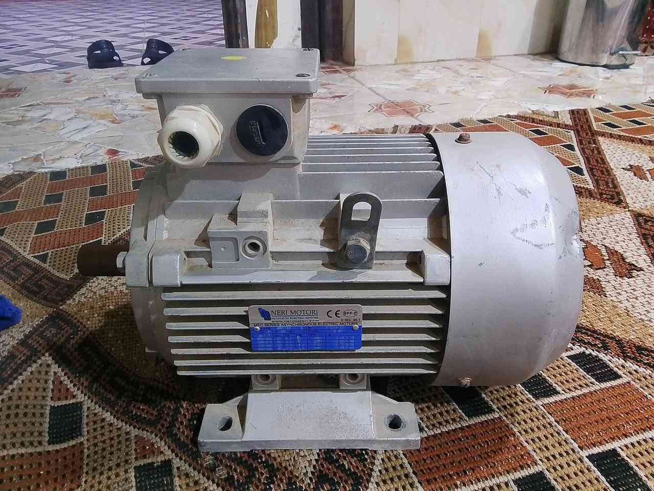 للبيع ماطور 5 حصان ثري فيز دورة2800 بالدقيقه جديد ما مشتغل  سعر 500 ألف  بعده باالكارتون ***********مكاني ذي قار
