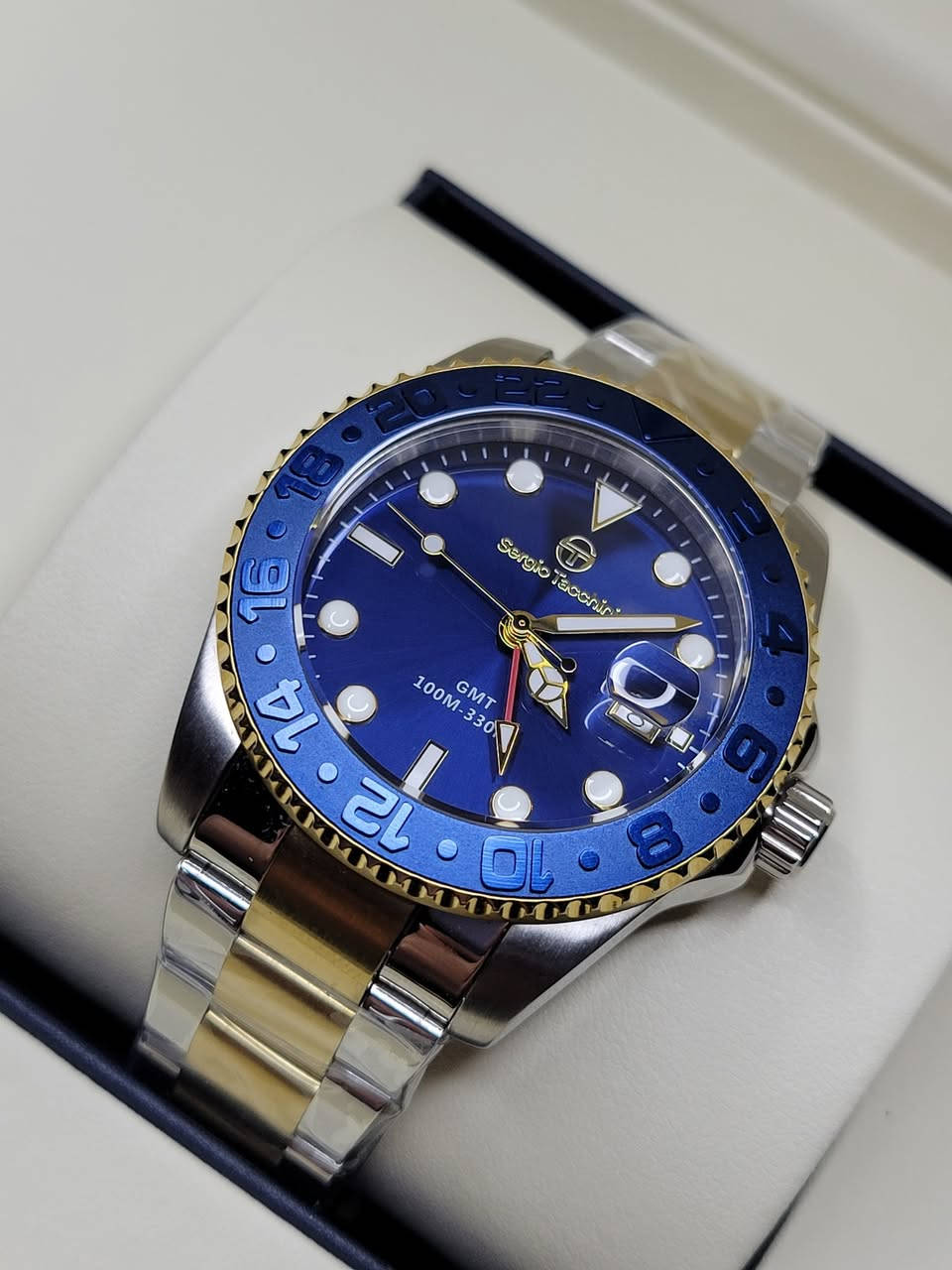 العلامة التجارية: Sergio Tacchini
الموديل: ST.1.10428-3
الجنس: رجالي
نوع الحركة: كوارتز (Quartz) ياباني عالي الدقة
وظيفة GMT: نعم – توقيت مزدوج (مثالي للمسافرين)
الخامة: فولاذ مقاوم للصدأ (Stainless Steel)
لون السوار: فضي × ذهبي (ثنائي اللون)
نوع السوار: ستانلس ستيل مع قفل آمن
لون المينا: أزرق متدرج فاخر
الإطار (Bezel): GMT دوّار بلون أزرق مع أرقام 24 ساعة
الزجاج: كريستال مقاوم للخدش
عرض التاريخ: نعم (عند الساعة 3 مع عدسة مكبرة)
مقاومة الماء: 100 متر (مناسب للسباحة والاستخدام اليومي)
الإضاءة الليلية: عقارب ومؤشرات مضيئة
التصميم: رياضي فاخر – إيطالي
الحالة: أصلي 100% مع بطاقة/تغليف الوكالة

متوفر قطعه واحده بسعر  120 الف 🔥

#العراق #اصلي #ساعة #ساعه #ساعات_فخمه  #ساعات_رجاليه #SergioTacchini #ساعة_رجالية #GMT #ساعات_فاخرة #توصيل_مجاني #ساعات_إيطالية


**إذا كنت صاحب هذا الإعلان وتريد حذفه لأي سبب، رجاءا أرسل رسالة إلى الدعم الفني**