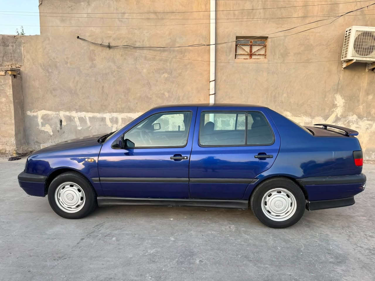 السلام عليكم
كولف فنتو موديل 1994 المكينه 2000 
تدفئه تبريد شغال كير عادي بخاخات جديد السياره جاهزه مناقصه شي السياره خير من الله الدواخل شوفة عينك السعر30$التحويل مباشر تواصل على الرقم ***********
