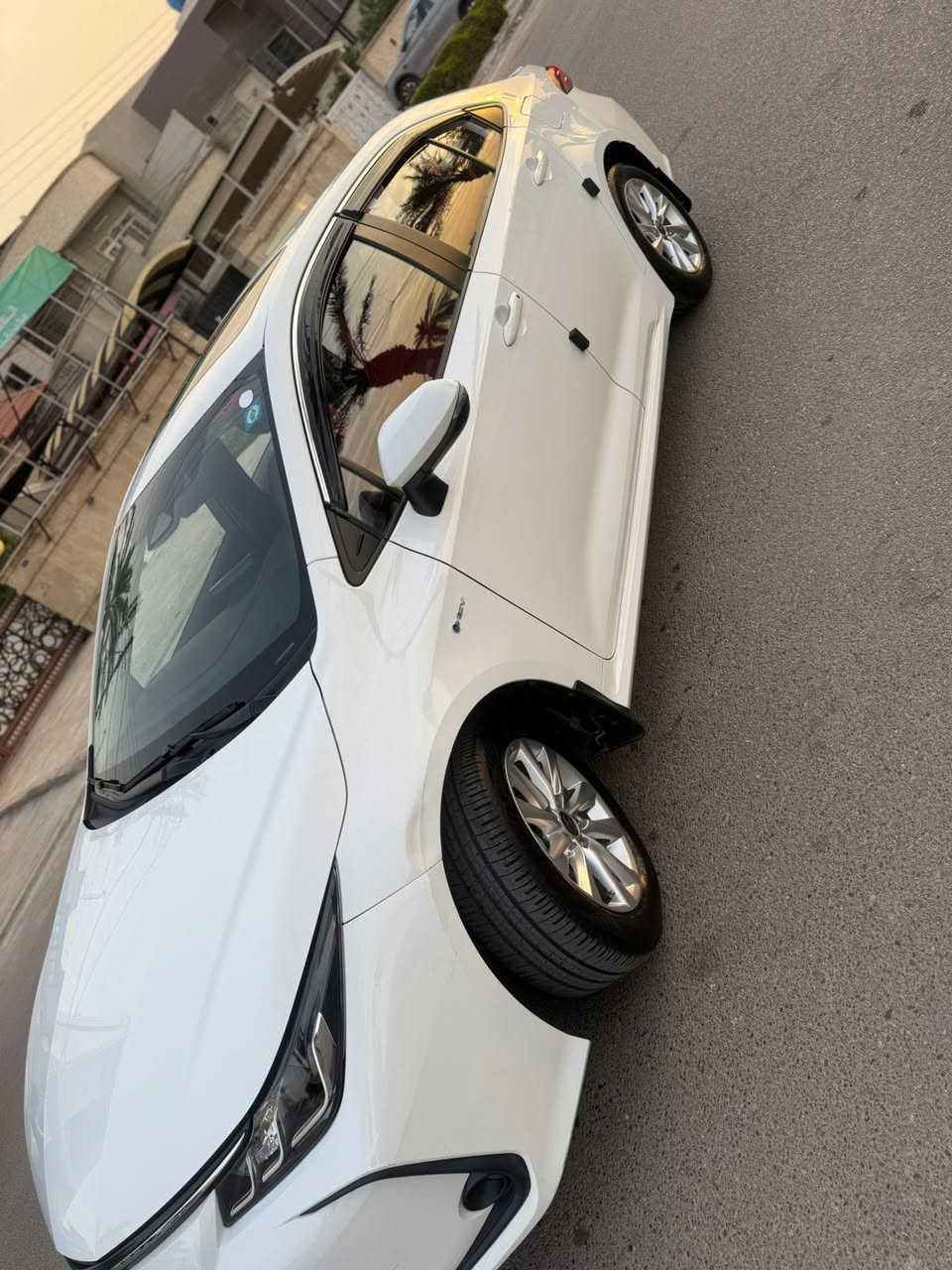 السلام عليكم حبايب .. رمضان كريم
كورلا هايبرد موديل 24 شكل الخليجي 
رقم بغداد. ب اسمي هزة وسنوية جديدة 
سيارة مكفولة عدا رصعة بالجاملغ بسيطة جداً
مواصفات السيارة.. 
داخل جلد احمر 
كامرة دوارة 360 
بصمة جنطة 
فتحة سقف
توقف ذاتي 
تحديد مسار .. لد زنون
وباقي المواصفات المعروفة مال كورلا
حبايب فقط الشراي يتصل ممتواجد عل فيس 
عنواني بغداد سيدية ***********
