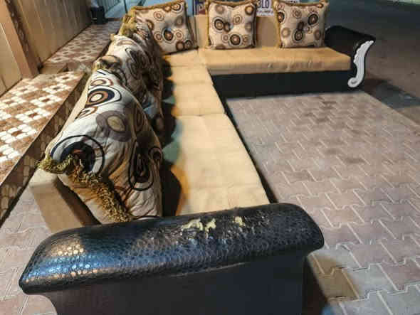 لايوجد لدي مكان خزززن بيع سريع 140الف فقط شوي اليدات مشلوع جلد منها مع.... كوشات ومفرش ويا كامل ديوان 10نفر تركي مستعمل
#معرض_حمودي_للاثاث 
 العنوان...... تكريت
 الزهور  خلف قاعه الشهيد ليث مقابل معهد الفنون الجميلة 
معرض حمودي
*********** اتصال او وتساب
*********** اتصال واتساب
