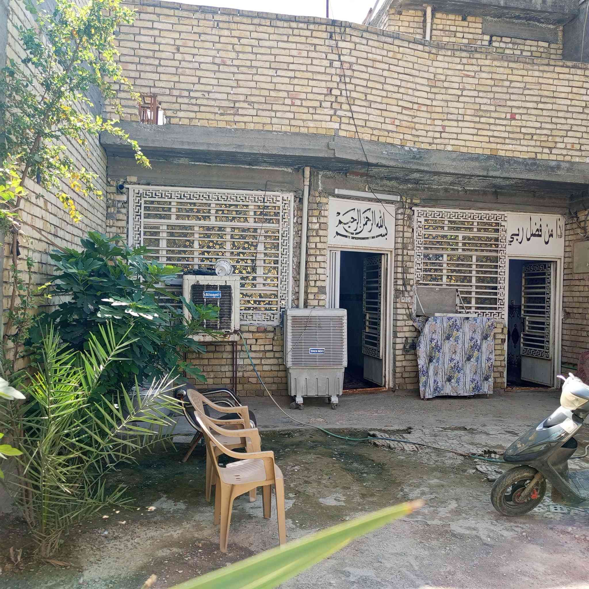 من رخصت مدير الكروب المحترم
السلام عليكم ورحمة الله وبركاته 

بيت للبيع جنس البيت وقف سني مكاتبة
 العنوان بغداد البلديات... بداية شارع المصرف 
قرب مدارس نور الضحى الأهلية
تفاصيل البيت...
المساحة 176 متر 
الواجهه  7.50
النزال  23.50 
 الكراج 9 ×  7.50
الاستقبال 6×4
صاله 3×10
غرفتين نوم 
مطبخ 
ملاحظة . البيت يحتاج كاشي ويحتاج اشتايكر 
سعر البيت  170 مليون اوبي مجال البيت سعر كاع لأن مستعجل ....البيت  موثق  بفديو والصور
موبايل ***********
