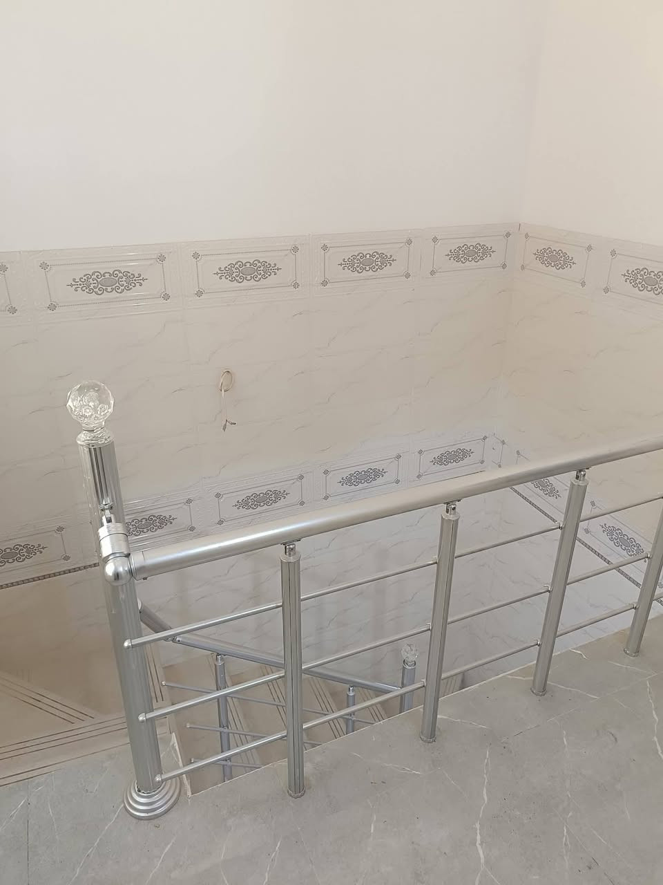 يا الله اللهم صل على محمد وال محمد  
دار المساحه ٥٠متر  طابقين غرفتين وصالتين ومطبخ وصحيات طارمه منور اضاءة 
موقع كربلاء  مجمع سيد اسماعيل  شارع 10 متر خدمات ماء ومجاري وكهرباء  تبليط 5 كيلو عن الامام عشر دقائق بالسياره يصلح الدار حسينيه او سكن او استثمار 
 جاهز وكامل لكم الهاتف ابورقية لعقارات كربلاء 
سعره ٤٧مليون فقط💰💰
***********
***********📞☎️
