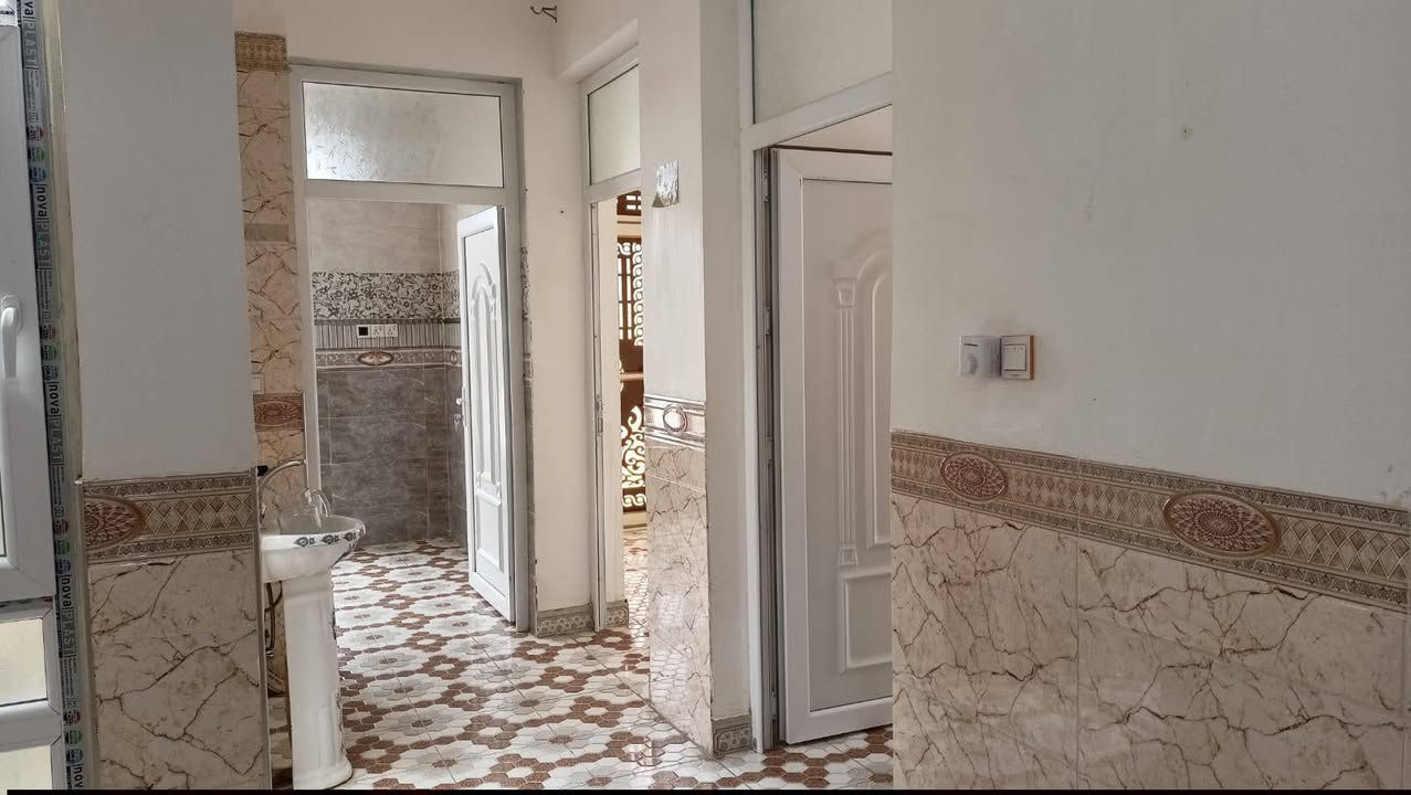 للايجار شقة جديدة الفلوجه حي المعلمين 2 شارع الكبيسات يفضل عائلة صغيرة . ***********
