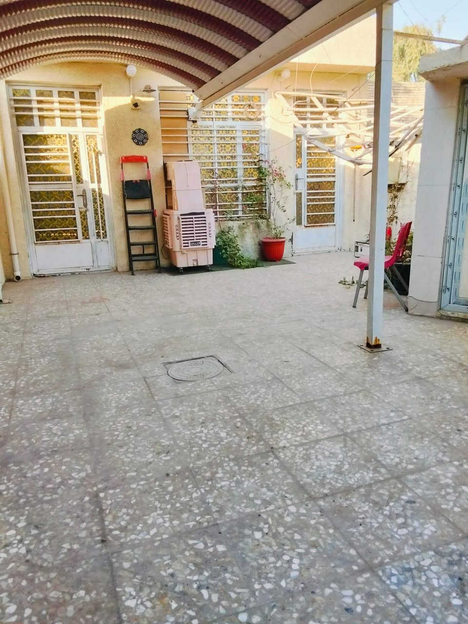 مشتمل للبيع نضيف جدآ وموقع ممتاز مساحة ٦٥ متر واقع حال ١٠٠ متر
طابق الارضي استقبال مع هول حولي
مع مطبخ وصحيات سيراميك
والطابق ٢ غرفتين نوم احداها سويت
والطابق ٣ بيتونه كبيره
الاستفسار الاتصال ***********
