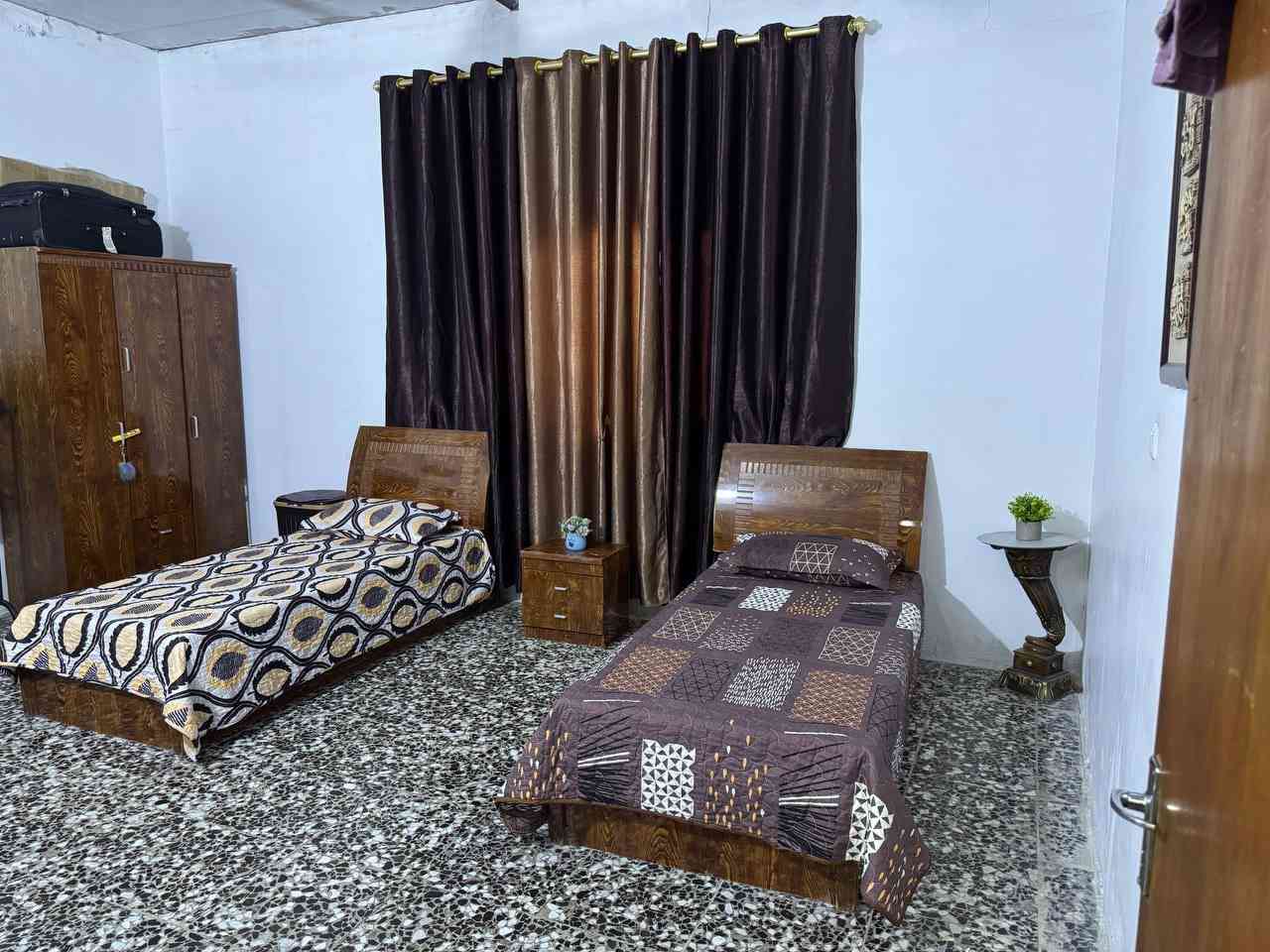 للبيع بيت تجاوز في الكرخ منطقه حي التراث 250 متر  كامل خدمات غرفتين ومطبخ وهول وحمام داخلي وحمام خارجي ومخزن ومساحه خلف البيت قابله للبناء ومي وكهرباء السعر 41 مليون مع الاثاث وبي مجال لل استفسار ***********
