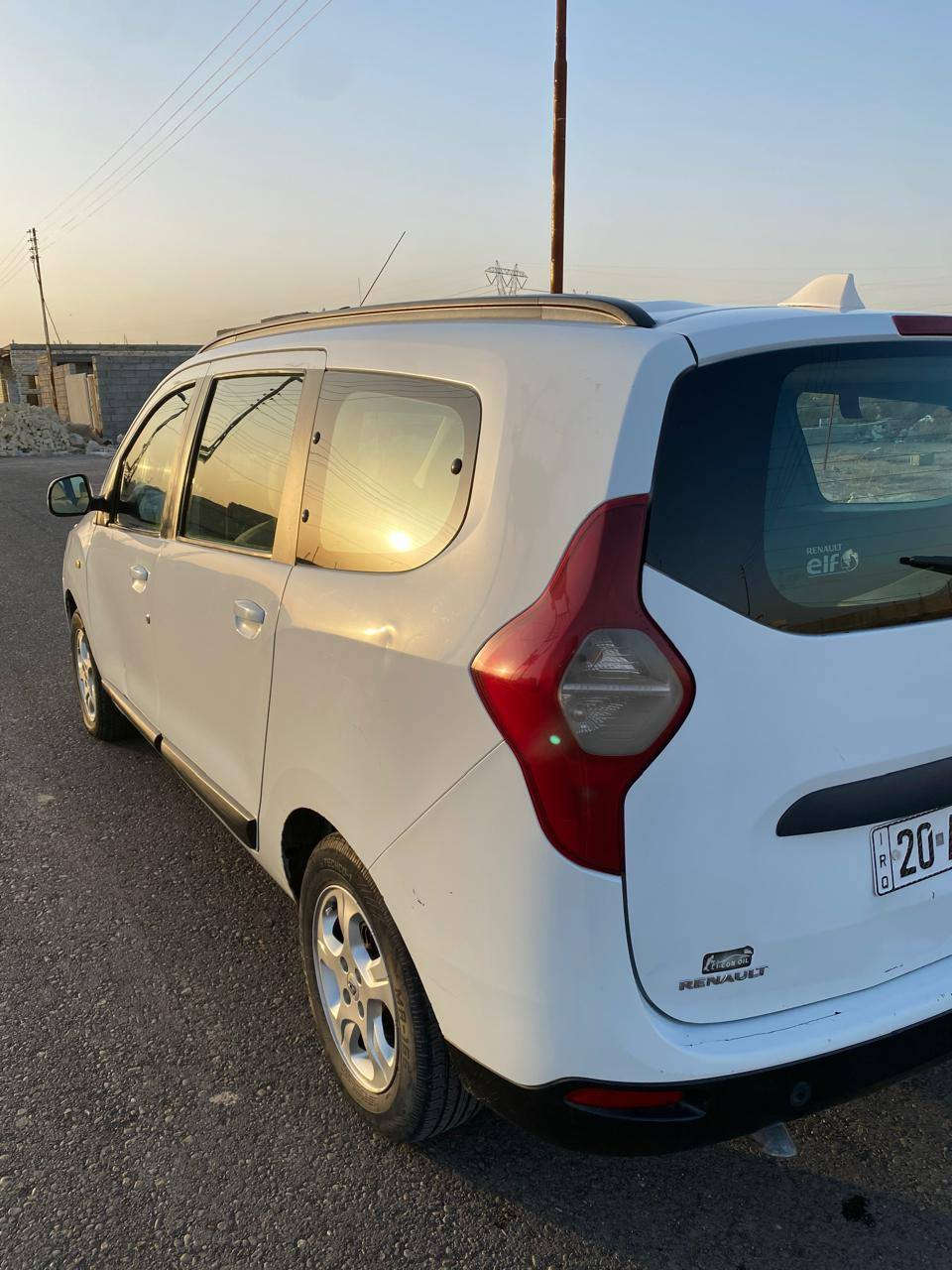 السلام عليكم 
سياره رينو لودجي ٧ راكب سياره جاهزه للاخير
السياره موديل ١٤ باسمي 
مكان السياره بغداد جسر ديالى 
السعر ٦٥ $
***********
