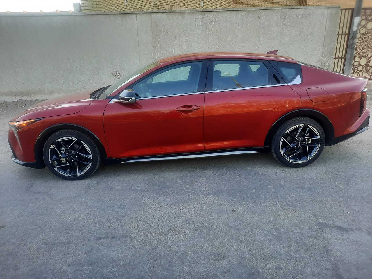 السلام عليكم للبيع فقط
 2025 K4 GT LINE
محرك 2000 دوش
السيارة ليبل واحد 
السيارة ماشية 4000
مرقم بغداد سنوية بأسمي 
الحادث نصف باب خلف السائق+باب السائق تكحيل كرت
+بارد في حافة الجاملخ الأيسر البجم كبس 
داخل جلد كانتارا 
ستيرن ابيض بلادي
رقم الشاصي 3KPFW4DEXSE040280
مكان السيارة بغداد شارع فلسطين 
السعر 193$ بيها مجال للشراي 
للأستفسار ***********
