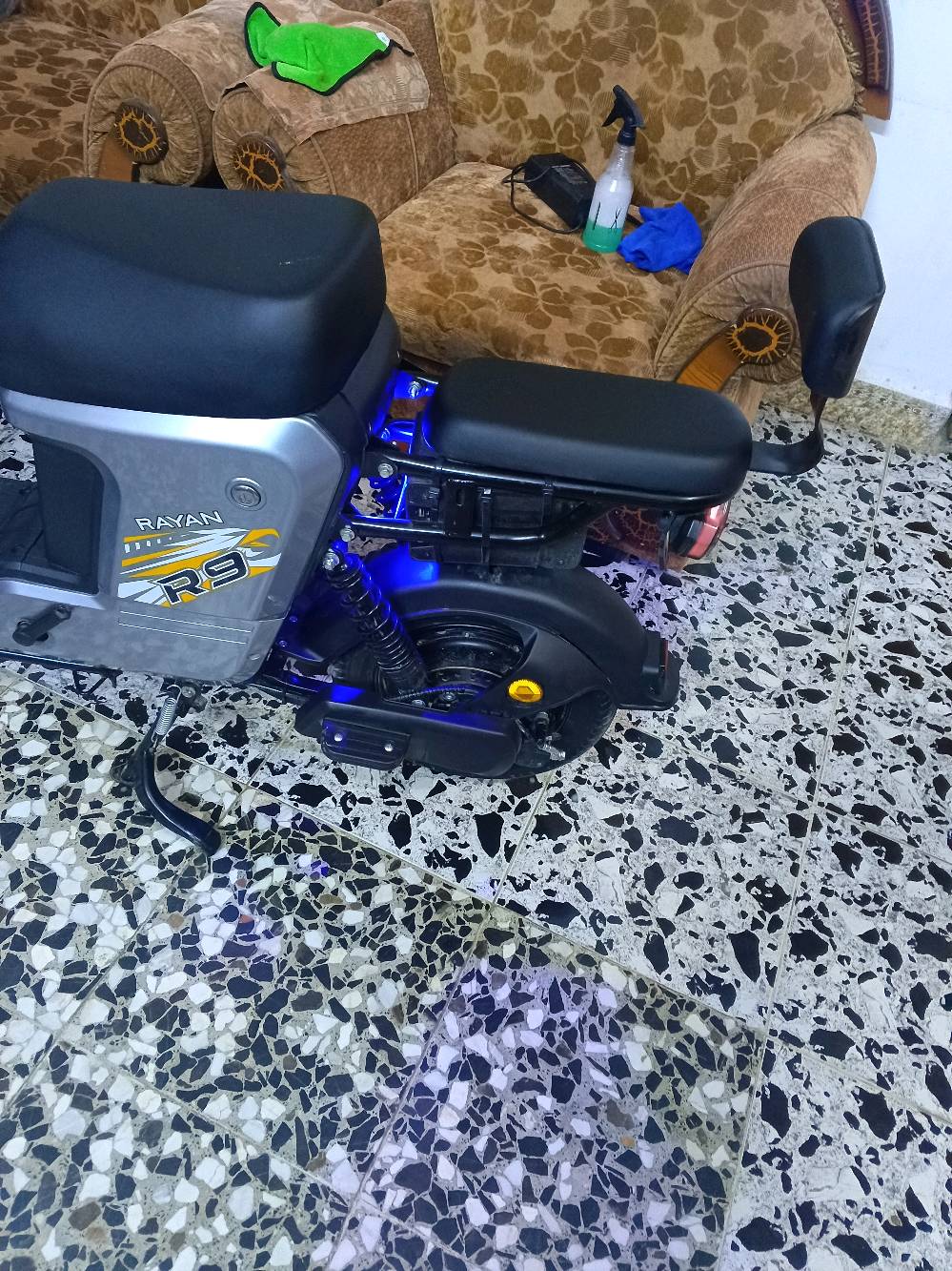 ‎دراجة شحن R9 جديد للبيع 2025
‎المكان: بغداد _شارع فلسطين

‎الون الويل :اسود :مميز

‎المواصفات:
‎السرعه :تقرة 99 تمشيك 75حقيقي
‎يعمل بنضام 4سرع
‎جهاز إنذار :عند السرقة
‎نضام P
‎قفل السرج : او البطارية 
‎بريكات دسك هايدروليك امامي وخلفي 
‎بطاريات 5 
‎قاعدة هاتف 
LEDامامي 
‎‏MP3 مكبر صوت
‎ملف1500
‎سلة أمامية  فالها وضامها
‎اشاير يمنه يسره دبل إشارة 
‎وبصمة تشغيل عن بعد 
‎شاشة تقرأ :العطلات :والسرعة :والكيلو متر:وشحن البطارية.
‎وتوجد به خاصية الرجوع الى الخلف
‎وغيرها من المواصفات
‎السعر 500 وبيها  مجال بسيط