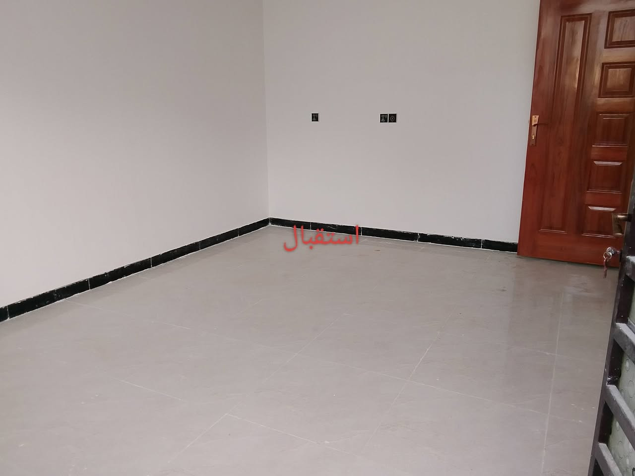 بيت 120متر للبيع بناء حديث درجة اولى يتكون البيت من غرفة نوم استقبال مطبخ كلدور صحيات داخلية  وخارجية العنوان بكرلي شارع مقابل محطة الغاز  بنهاية الشارع مقاطعة بيت اشگح السعر 70 مليون وبي مجال 
الاتصال على الرقم *********** أبو مصطفى 
*********** أبو مهند
