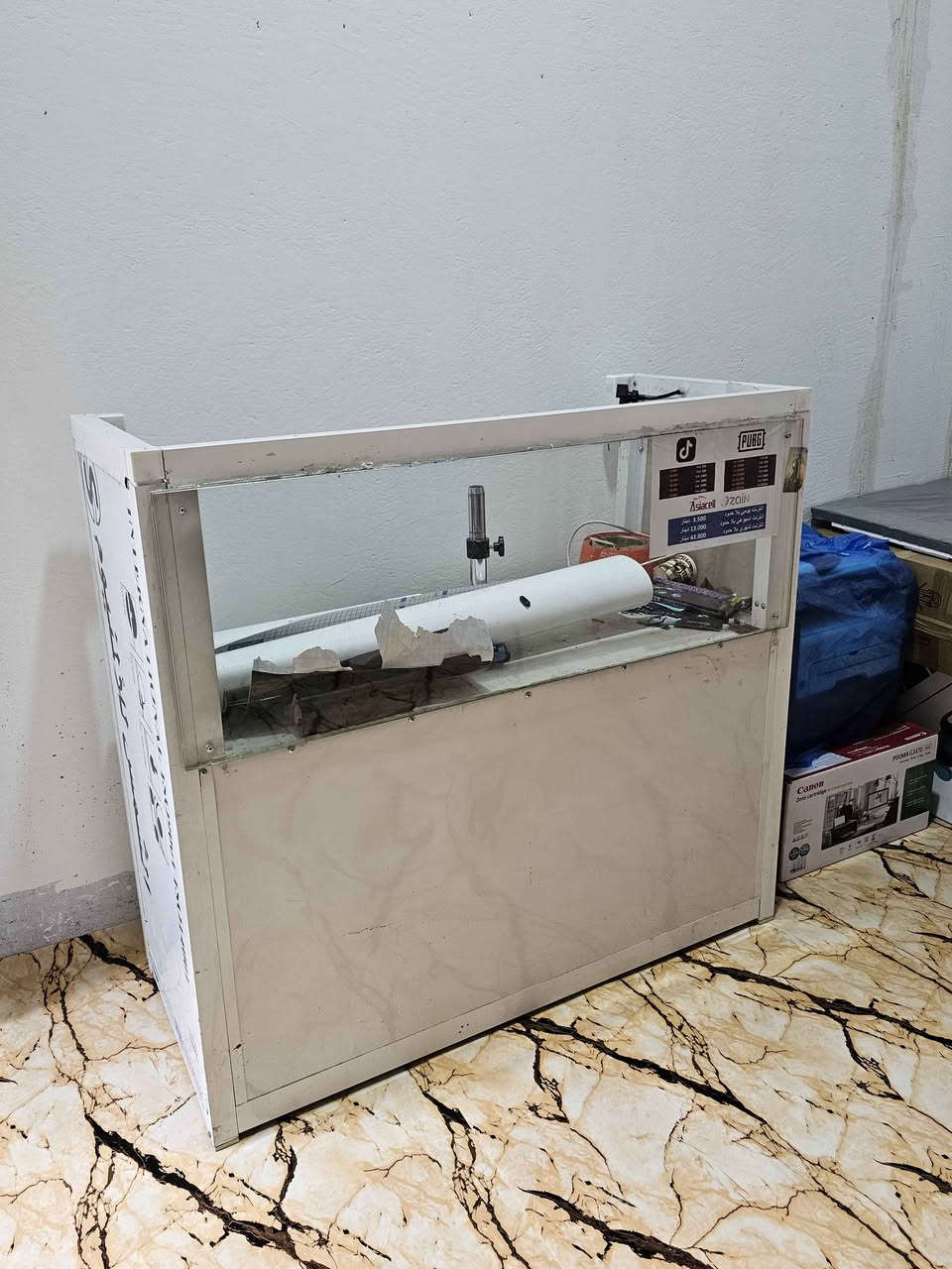 فاترينة محل 
ميز مكتبي
ميز صيانة 
سعر 400 مكان بصرة كرمة علي 
*********** البصرة, العراق
