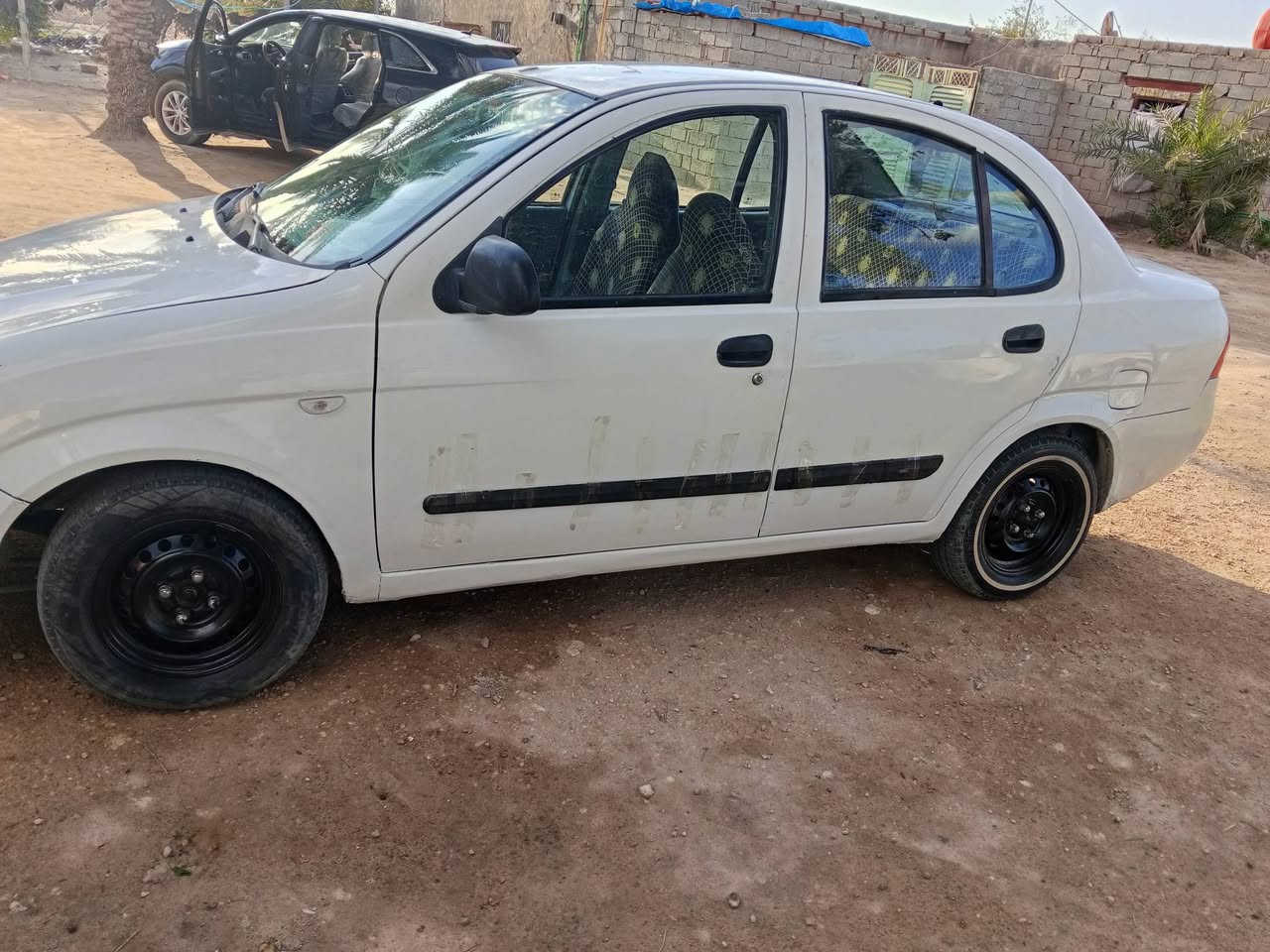 السلام عليكم اخوان سياره طيبه موديل 12رقم دولي بسمي مكينه وكير تبريد شغال حداديه خير  من الله تخم تاير جواهه سعره 35 وبيه مجال ***********
