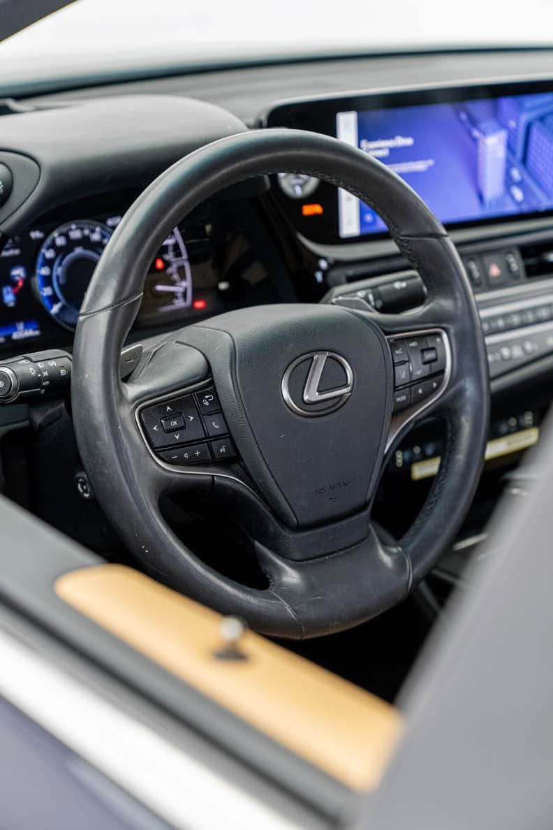 للون مميز و مواصفات فول 💣🔥
LEXUS ES300 2024
ليكزس اي اس ٣٠٠ هايبرد

مواصفات Luxury يعني مواصفات ملكية 
(مقاعد تدفئة و تبريد-خزن ميمور-فتحة سقف-شاحن لاسلكي-شاشة كبيرة-داتاشو-رادار امامي و جانبي)

مكينة ٤سلندر+هايبرد حجم ٢.٠لتر
ماشية 24,000 ميل و بحالة جداً ممتازة 

السيارة بيها فقط باب الجنطة صبغ بدون دواخل و ايرباك رقم شاصي ((58ADA1C16RU044152))

سعر السيارة فقط 28,500$ دفترين و خمسة و ثمانين ورقة و بيها مجال بسيط
السيارة رقم كاتي و موجودة ب دهوك ل اي استفسار اتصل علي الرقم 
((***********))
