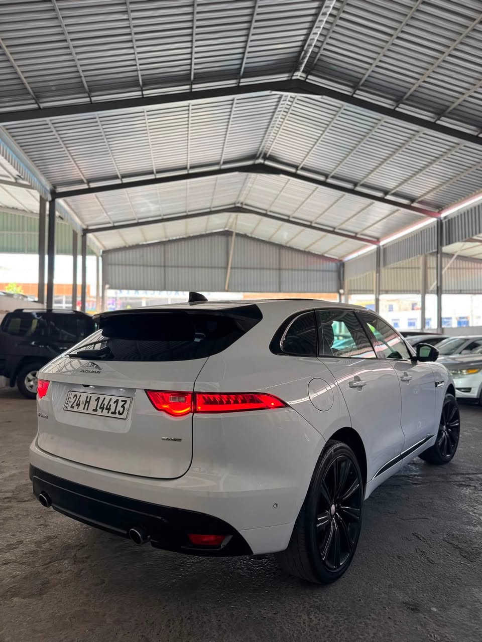 jaguar 2017 F_pace (R-dynamic)
سيارة بدون دعم بدون حادث 
محرك ٦ سلندر مرغوب بقوة ٤٠٠ حصان و عزم دوران ٥٥٠ نيوتن متر 
سيارة فول فول مواصفات كير محرك كهربائيات كل بشرط سيارة بانوراما كيج الكترونية 5 كاميرات رادار فتل شاشة كبير سماعات ميرديان مقاعد رياضيه ٥ وضعية سيارة تجي فول مواصفات سعر سيارة ٢٢٥ ورقة ومجال مكان سيارة دهوك سيارة للبيع و مراوسة 
***********
