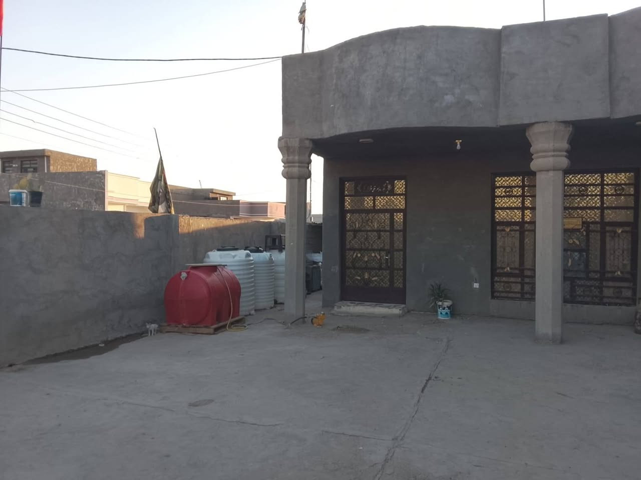 سلام عليكم بيت البيع مساحه 350 مثل ما واضح بل تصوير مع قطعه متر 500 بيع مستعجل مكان بغداد بسمايه مجمع القريه النفطيه خاص مفتوح ***********
