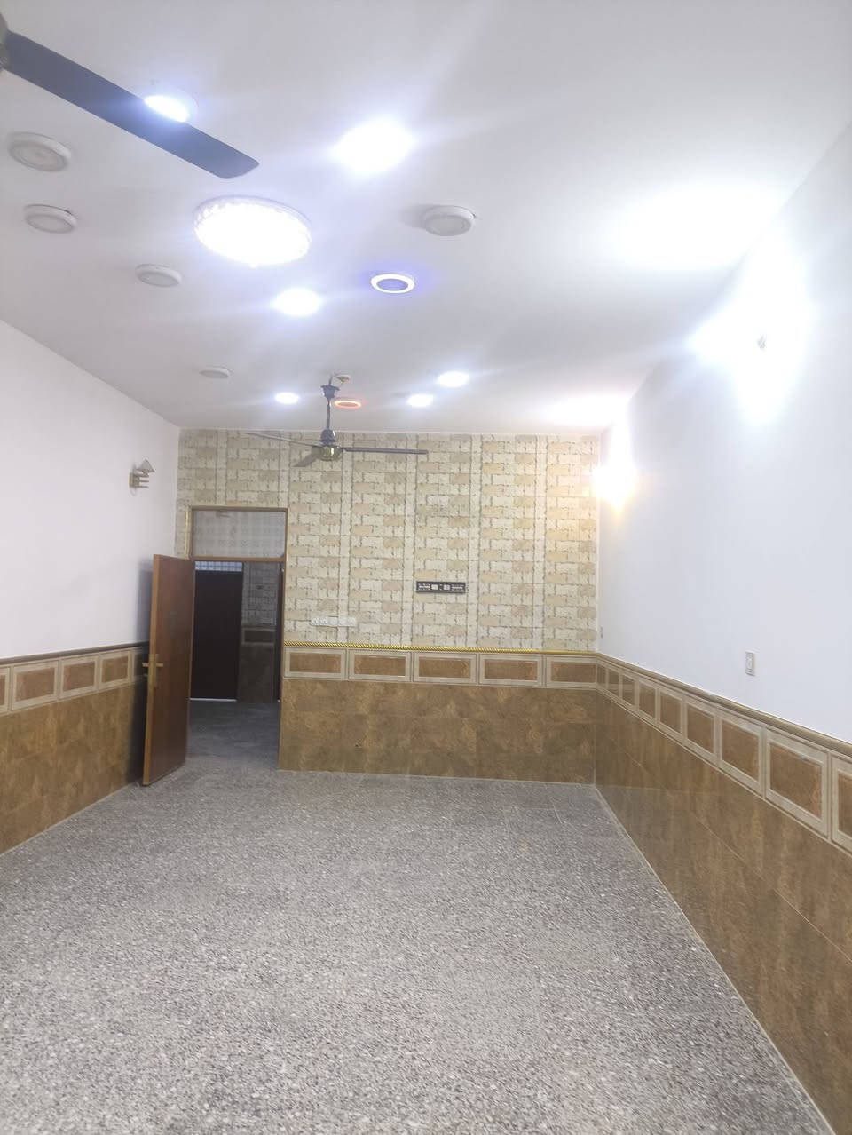 بيت للبيع زراعي حي ميسان شارع الجوهره شارع الشيوخ المساحه 200متر بناء درجه اولى البناء طابوق جمهوري صب كونكريت السطح مغلف سندويش يصلح محميه طيور يتكون من غرف نوم عدد 2 صاله استقبال كبير طرمه كبيره كاشي سيراميك كله مع البيت كاونتر درجه اولى سبالت  عدد4 منهه اثنان كنتوري 3ونص طن كيزرات  وتانكي ابو الالف 2ومغاسل بي بيت جاهز  والبيت  فارغ تسليم مفتاح نفس اليوم شارع 10متر اسنماره بلديه بي الاتصال على  الرقم ***********
