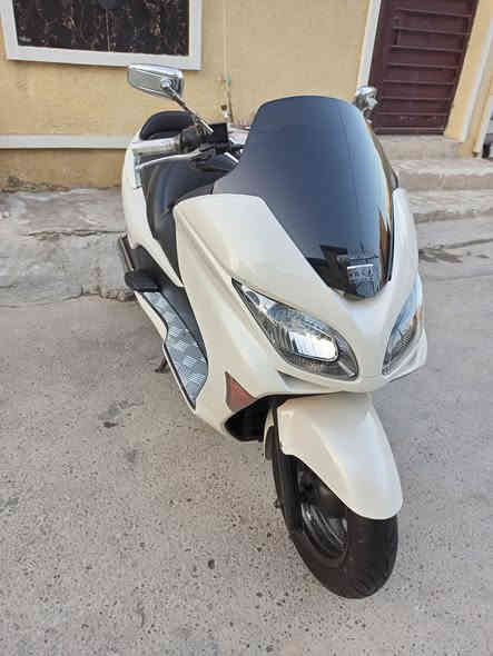 يا اللة دراجة فورزة 9/0 لون ابيض صدفي بك لايت كرستال المسافة المقطوعة 19 الف حقيقي 7كير 4 تحويلات نضام سبورت بصمات عدد 2 مع سويج طوارى ستان حساس كلوب جنطة قطعة في حالة الوكالة قطعة بل كارتون  مكاني الغزالية الشراي يتصل رجاء *********** موجود فديو للتوضيح يوجد توصيل الئ جميع المحافضات
