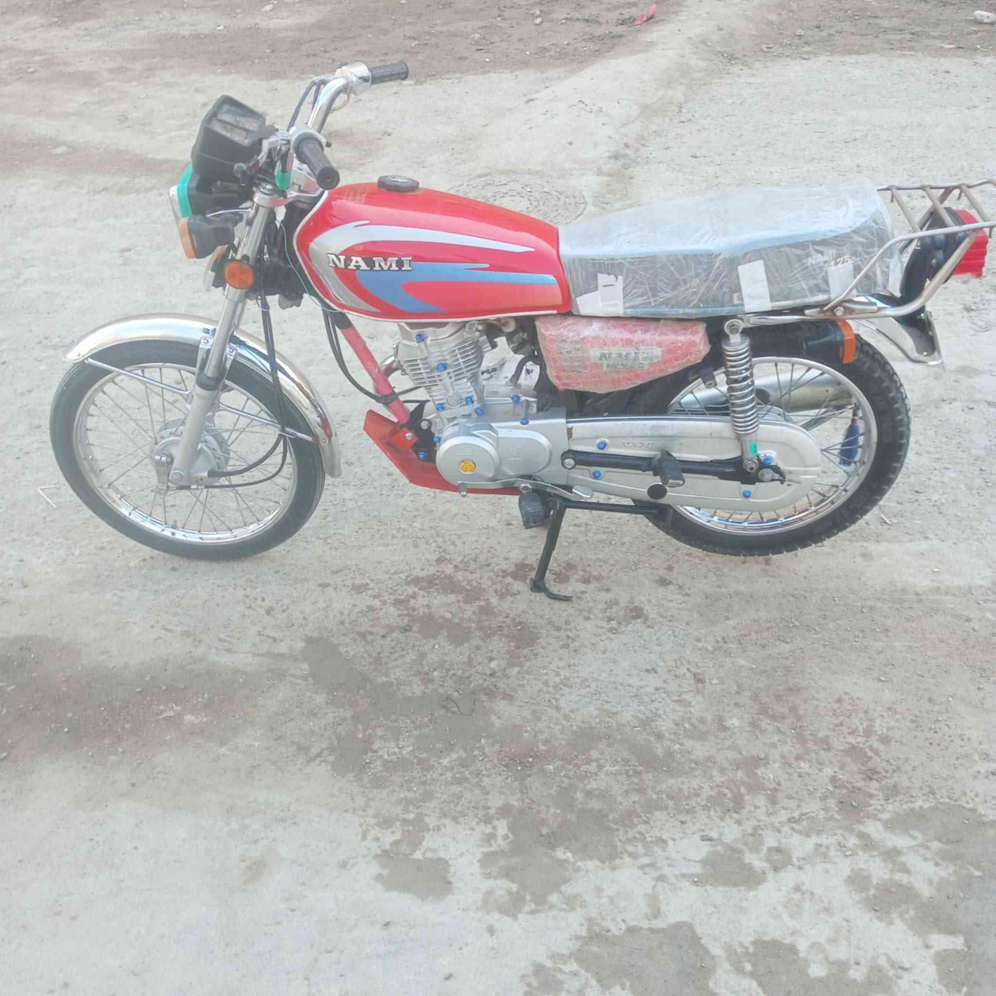 سلام عليكم شباب دراجه للبيع ايرانيه وكيل مامعمره دراجه خير من الله المديل الفين وتلاثه وعشرين شهر سادس نامه باب اول لاصلي تجي وتشوفه دراجه صلبه اي ناقص مابيه أوراق أوراق اصولي وكيله سيد خدون العنوان السعر واحد وربعميه العماره مكلف بنشر هذا رقم راعيه ***********
