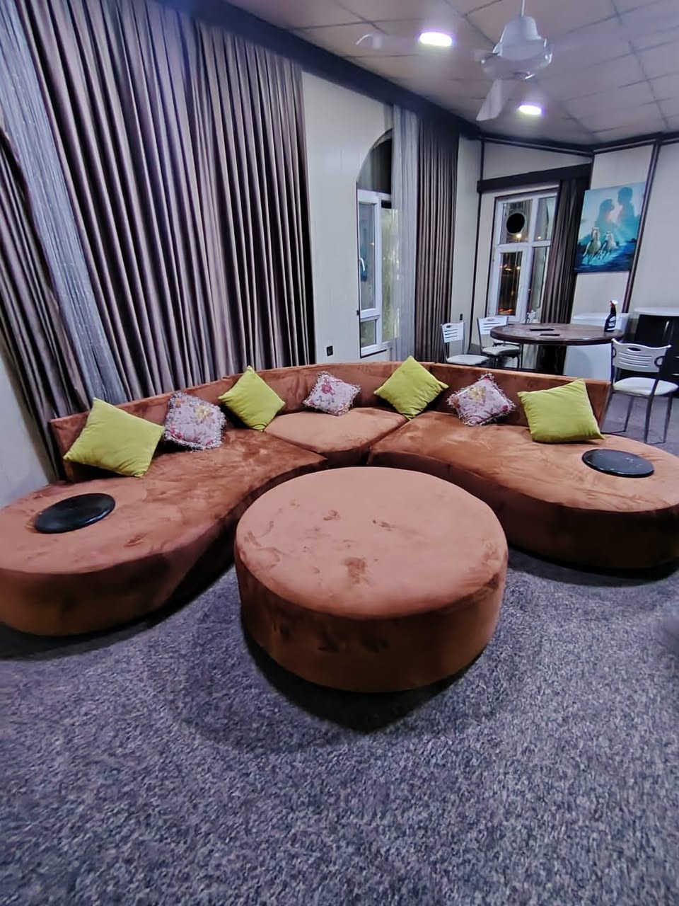 من رخصه الادمن 
يوجد  لدنيا شقق لإيجار يومي وسبوعي بسليمانيه مع كافه خدمات ونضافه غرفه او غرفتين من ختيارك لحجز اتصل ***********
