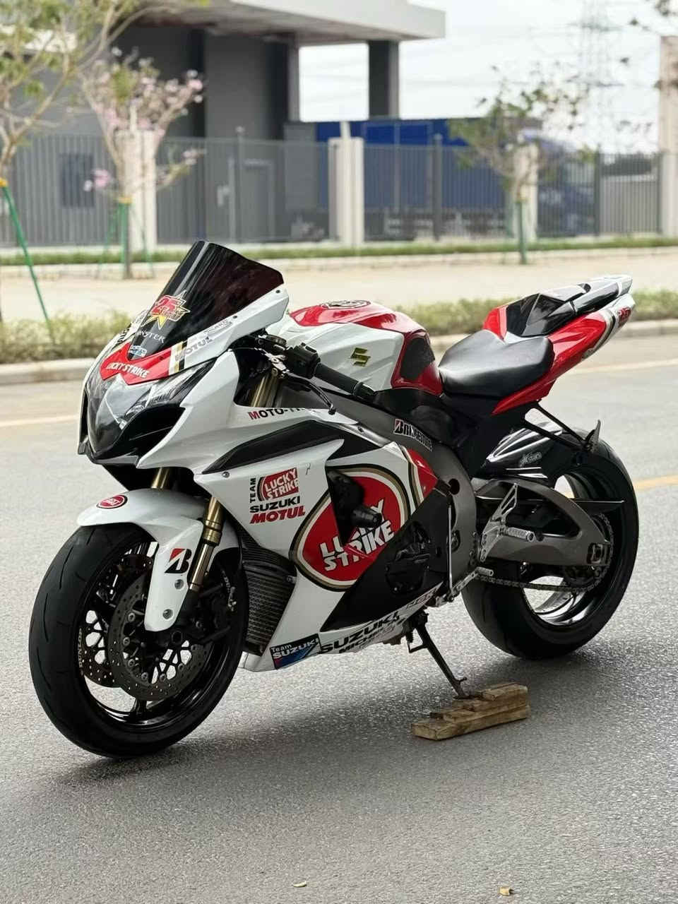 GSXR 1000
2011
55ورقە🔒

✅ ضمان محرك وقير – بدون أي حادث
✅ الدراجة موجودة خارج البلد

🚢 مدة الوصول إلى السليمانية:
⏳ من 45 إلى 90 يوم بعد الدفع

📞 أرقام التواصل:
 • ***********
 • ***********
 • ***********

‏‎📢 تنويه مهم:
أعزائي الكرام، جميع الدراجات النارية الموجودة خارج البلد تصل خلال 45–90 يوم.

أعتذر إن كانت هذه المنشورات قد سببت إزعاجاً أو مشاكل لبعض الأشخاص 🙏

💼 لمن لديه شركة نقل في الصين أو اليابان:
يمكنني إرسال الدراجة النارية مباشرة إلى شركتكم،
✔️ جميع الدراجات بأسعار أرخص
💰 اقل : 500$ فقط
وبالمناسبة، الأسعار حقيقية وصحيحة.

أعلم أن بعض الناس تفاجأوا من الأسعار،
وأؤكد لكم بإذن الله سأحاول جعلها أرخص قدر الإمكان 🤝

🌹 شكر خاص لإدارة الكروب
کروپ فیسبوک https://www.facebook.com/share/g/1D8xBUZevA/?mibextid=wwXIfr
🎥 تابعونا على تيك توك:
‏👉 https://www.tiktok.com/@madeinjapan919
‏👉 https://www.tiktok.com/@samuraiskill1

📌 يمكنكم متابعتي على تيك توك لمشاهدة أحدث الدراجات
