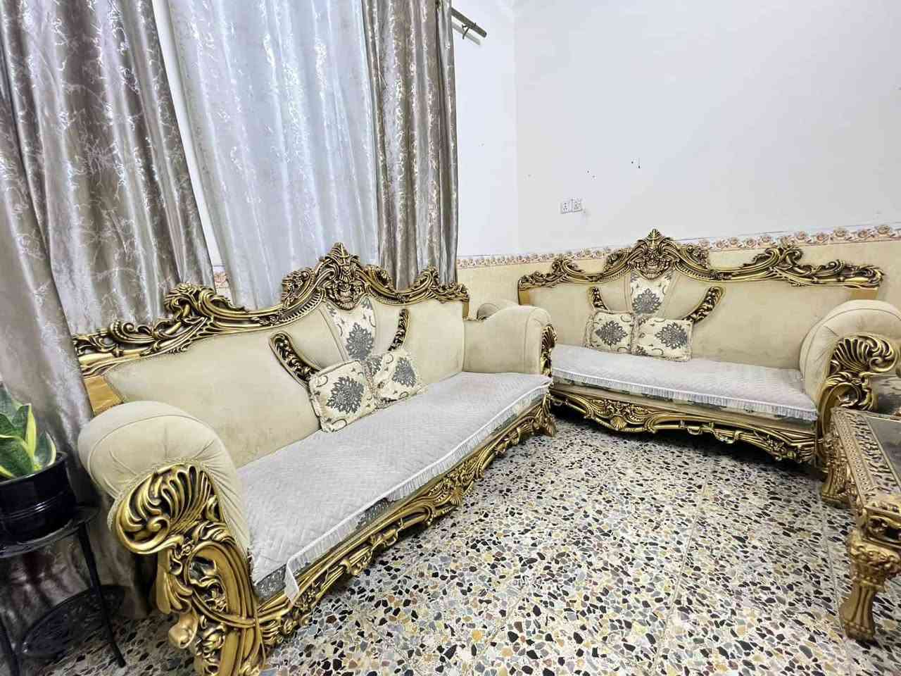 تخم قنفات ملكي مع الطبلات ٧٠٠
الطبلات وحده جبيره وثنين صغار
كاونتر مع سنك نظيف جدا    ٢٥٠
الكاونتر مترين وربع
والسنك متر ونص
العنوان  الفلوجه ابو النسوره ،الرقم ***********
من طرف ام سفانه لتنسون

