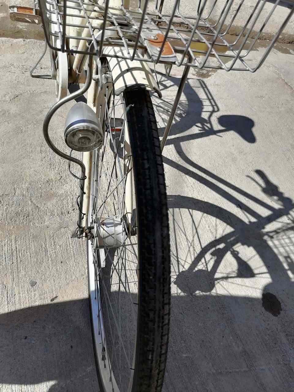 السلام عليكم باسكل للبيع حجم ٢٧ باله اصلي ياباني حساس امامي ثلجي كير ٦نمر قفل + سله بريكات كله شغال باسكل كامل سعر ١٠٠ مكاني الدوره الاثورين ***********
