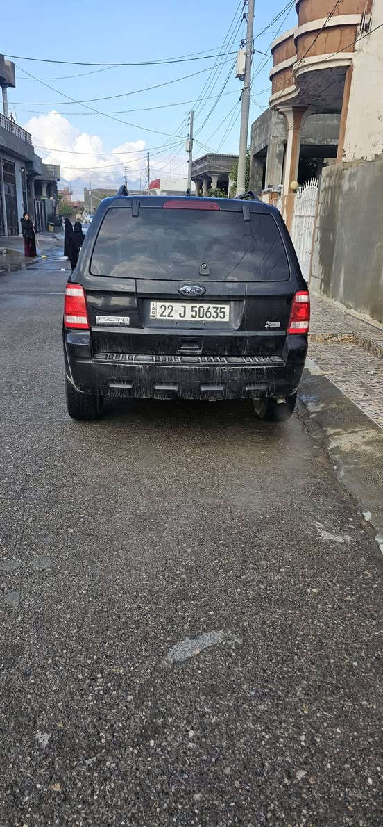 ***********
***********

فۆرد ئیسکەیپ
مۆدێل ٢٠١٠
بێ بۆیاغ
سەنەوی.نوێ
شەش پستن
گێر تۆماتیک 
دەبڵ ئەکسل
