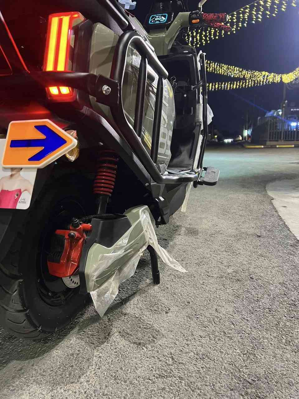 السلام عليكم  دراجه شحن ساحقه موديل 2025 ملف 2500 السرعه 85 لون سمنتي 6 بطاريات مستخدمه شهر دراجه مكفوله من كلشي السعر مليون و100 العنوان بغداد السيديه ***********
