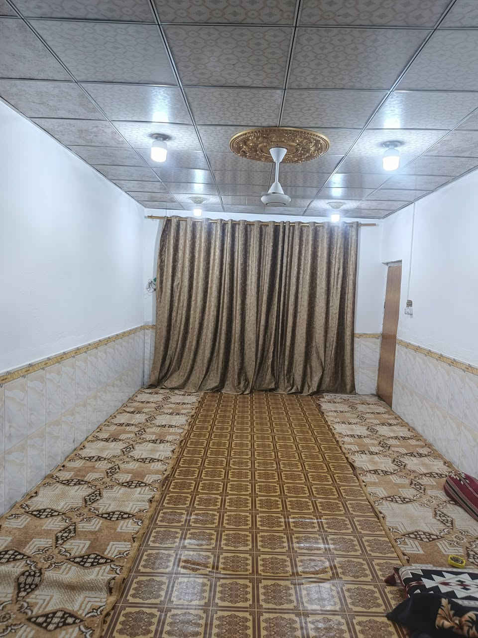 دار للبيع المساحة 200منطقه حي النداء ع شارع 20 جميع الخدمات طابقين غرف نوم 2طابق ارظي و استقبال ومطبخ وصاله وكراج ساره وصلات الطابق الثاني مشتمل غرف نوم عدد2وصاله وصحيات درج خارجي وداخلي البيت عكاده *********** بيع مستعجل
