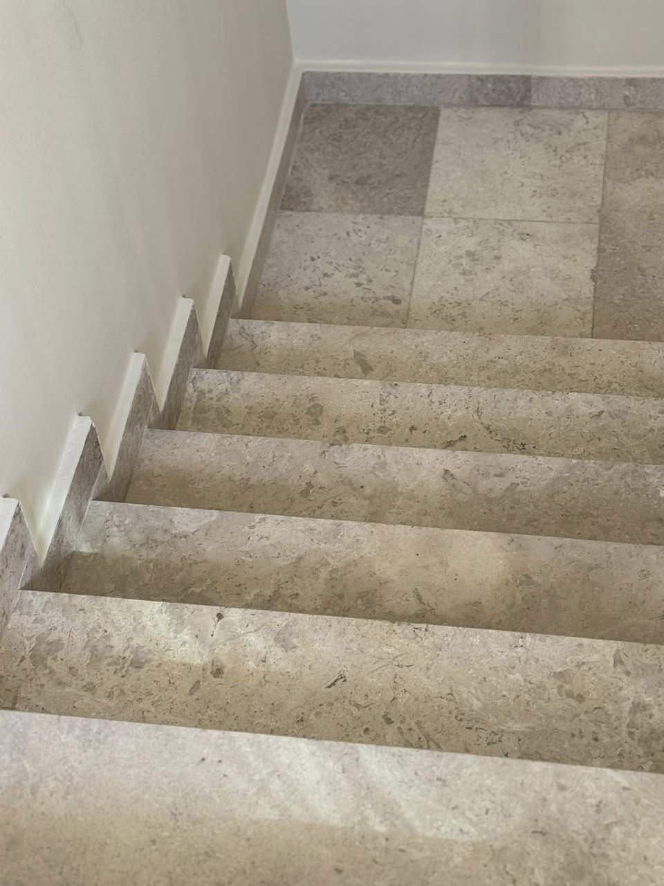 سلام عليكم خلفه سيراميك مرمر وكرانيت وبور سلين ولوح وبايات درج متفرغ حاليآ  فقط داخل كربلاء اتصل وخادم ***********
***********تحب تشوف الشغل  راسلني واتساب
