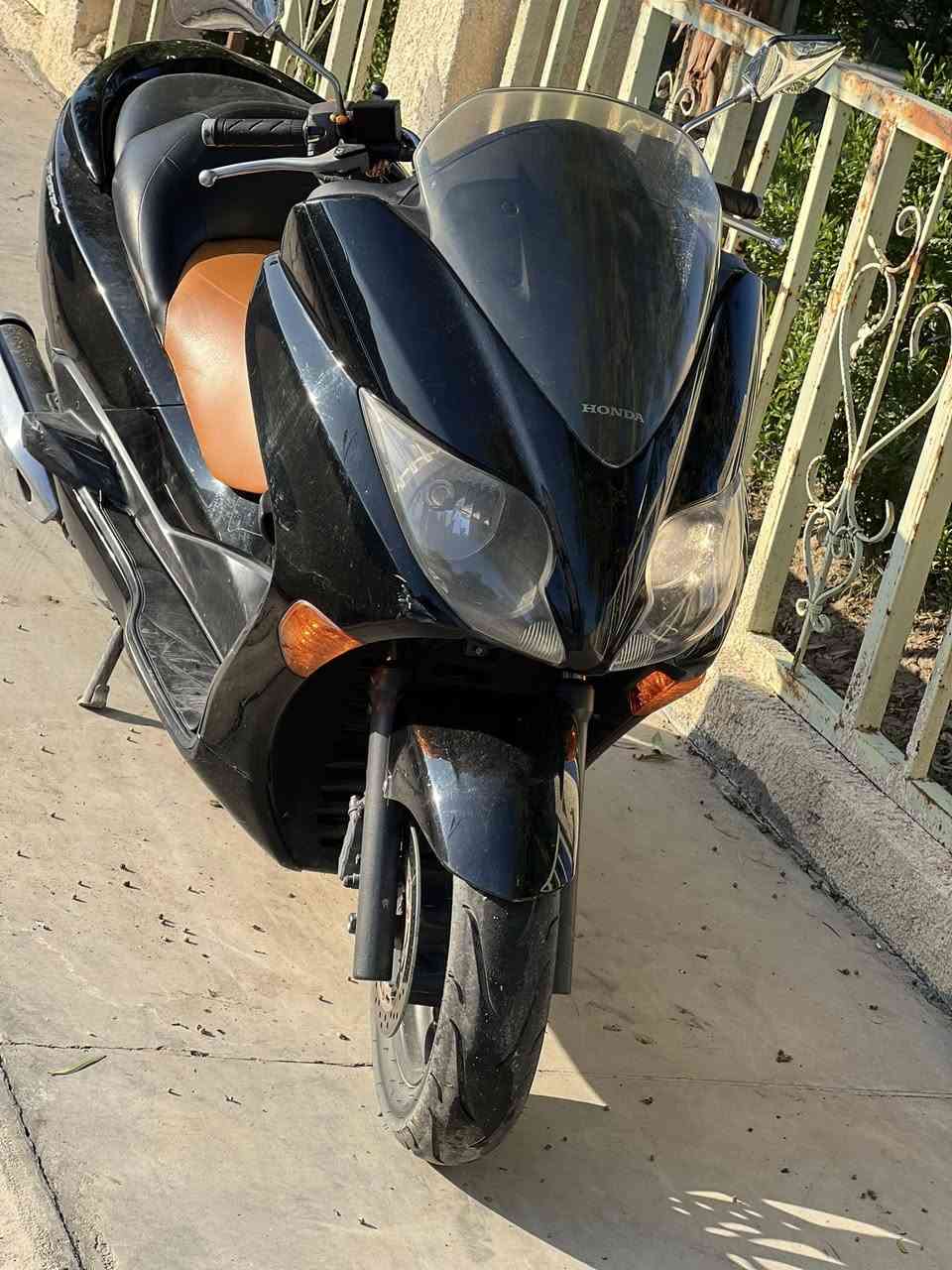 سلام عليكم 010دراجه كامله ومكفوله نقصها تريشه اليسره مكينه ممفتوحه مكانها ديالى سعرها14وبيها مجال حك الجيه ***********
