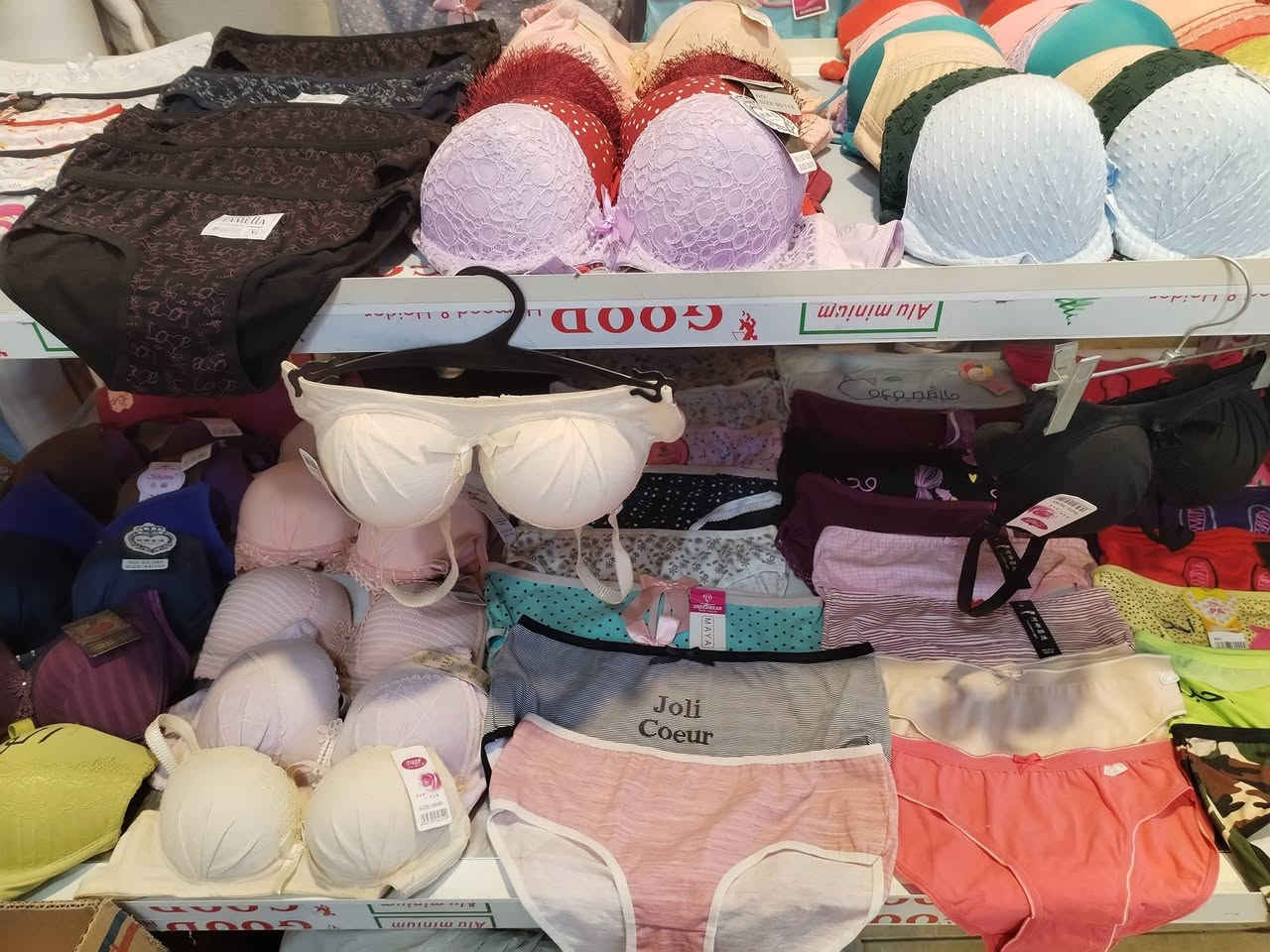 تصفيه محل اسعار جدا مناسب بظاعه مخليه يمي ب محل للاستفسار الاتصال ع هذا رقم. ***********
