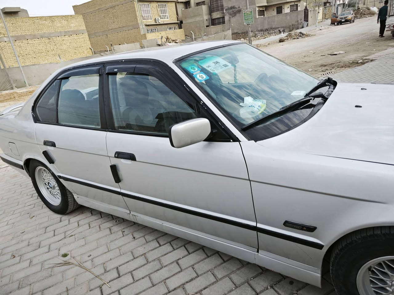 السلام عليكم بي ام 525مسكر فانوس لون رصاصي غير محدد بچم عريض موديل 92 ارباك ،,سلايت طگتين جام اربعه كهرباء سنتر لوك بس باب السايق ماينقفل ع السنتر مبدل اليده كهربائيات كلها شغاله الدبه مال الماي جانت نقص ماطور جبته الماطور بس ماشديتها موجود يمي
صدر وحداديه وباتري كلهن زينات عالي زنون رقم انكليزي مشروع وطني  بغداد باسمي صبغ جماليه معجون بالبنيد بدون دواخل مكينه وكير مكفولات عنواني ديوانية حي الجامعة ***********
السعر 63
