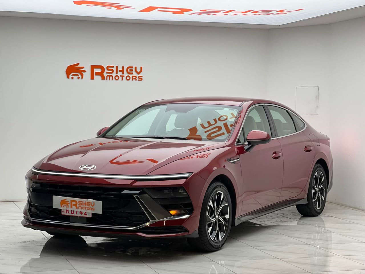 Hyundai Sonata 2024 

سوناتا SEL 2024 - لون مميز (احمر دم الغزال)/وارد أمريكي / محرك 2.5/
كير 8 نمر
ماشي ١٠ الاف مایل
المواصفات:
• تشغيل عن بُعد
• دخول وتشغيل بصمة
•دجبول شاشات متصلة كبيرة ولمس مع سماعات ماركة براند
• نظام النقطة العمياء
• رادار أمامي + فرملة طوارئ تلقائية أمامي وخلفي+تحديد مسار + مثبت سرعة
Apple CarPlay شاشة كبيرة تدعم•
• كرسي السائق كهربائي
• تدفئة للمقاعد الأمامية
• منافذ شحن خلفية
• الزجاج الأمامي (السائق + الراكب) دبل جام
• محرك 2.5 طبيعي - مرغوب
• كير 8 نمر - اقتصادي +شيفتات كير  الرياضية بالاستيرن
•ويل كروم فضي واسود الشكل الجديد

الحادث جانبي فقط بابين صبغ 
 سيارة راقية بمعنى الكلمة من ناحية الشكل واللون و موصفاتها وبالعافية على 
الي تكون من نصيبه 🌹
 
السعر ١٧٧ ورقة ومجال للطيبين

مكان السيارة

دهوك -معرض ارشف R-Shev
رقم51 من معارض التيرمينال 

***********
*********** دهوك, العراق
