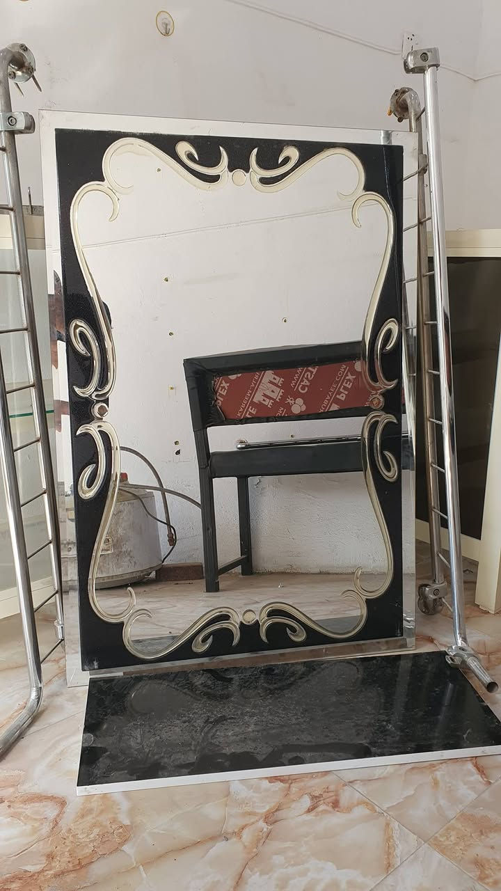 السلام  عليكم  باترينا +مراية +ستاند شسوار  ..
السعر ١٢٥ الف كلهن 
الموقع ديالى بعقوبة 
الاتصال ***********
