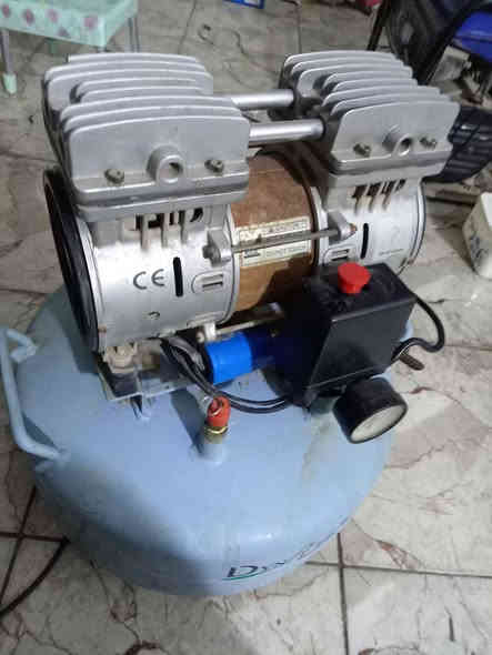 كمبريسر حجم ٢٥ لتر،، كاتم،، شغال اي خلل مابي،، السعر ٨٠ الف،، العنوان كربلاء *********** كربلاء, العراق
